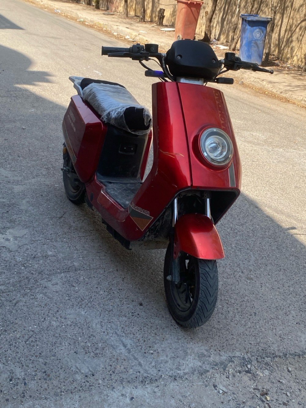 السلام عليكم
دراجه شحن للبيع ( كاسحه )
موديل 25 
ست بطاريات 38 امبير
ملفها 2000W
3 سرع سرعه 99 قفلها 115 حقيقي 60
بصمه 2 سويج 1
اشاير يمنه ويسره
لايت عالي وناصي
تايرات جلاتين 
بريكات امامي وخلفي هيدروليك  
منفذ USB لشحن الهاتف 
دبلات امامي خلفي
نظام R الرجوع للخلف
نظام P 
بطاريات جدد شحنها سريع وشاحنتها الاصليه
مشكلتها شخوط بالكفرات مثل ما بالصور والصندوك بي كسر بسيط فقط تجي وتفحص كلشي بيدك
سعرها 400 وبيها مجال للشراي مستعجل على فلوسها 
العنوان : بغداد البلديات
رقم الهاتف ***********