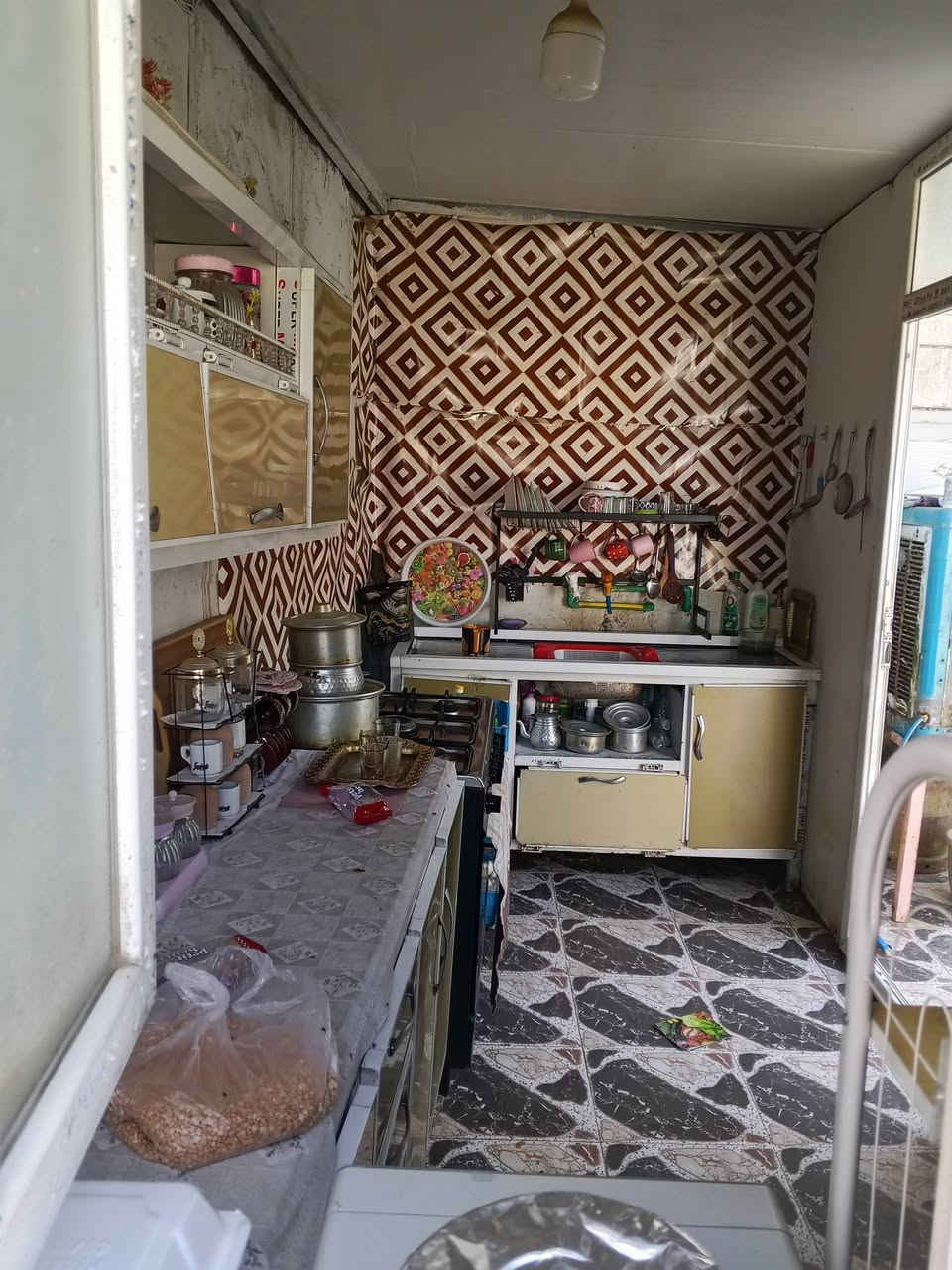 سلام عليكم بيت للبيع  مساحته  300  بابل دبله طريق يا حسين يبعد عن طريق يا حسين رابع بيت عشارع  يحتوي على 3 غرف نوم 5×4 وهول 7×4مطبخ خارجي4×2 ستقبال  7×5. بيت ما صار اقل سنه من عمرته كله جديد   ودرجه اوله.  مقابل ستداره الثانيه جهت القاسم فرع بيت عناد رابع بيت عشارع    ***********

