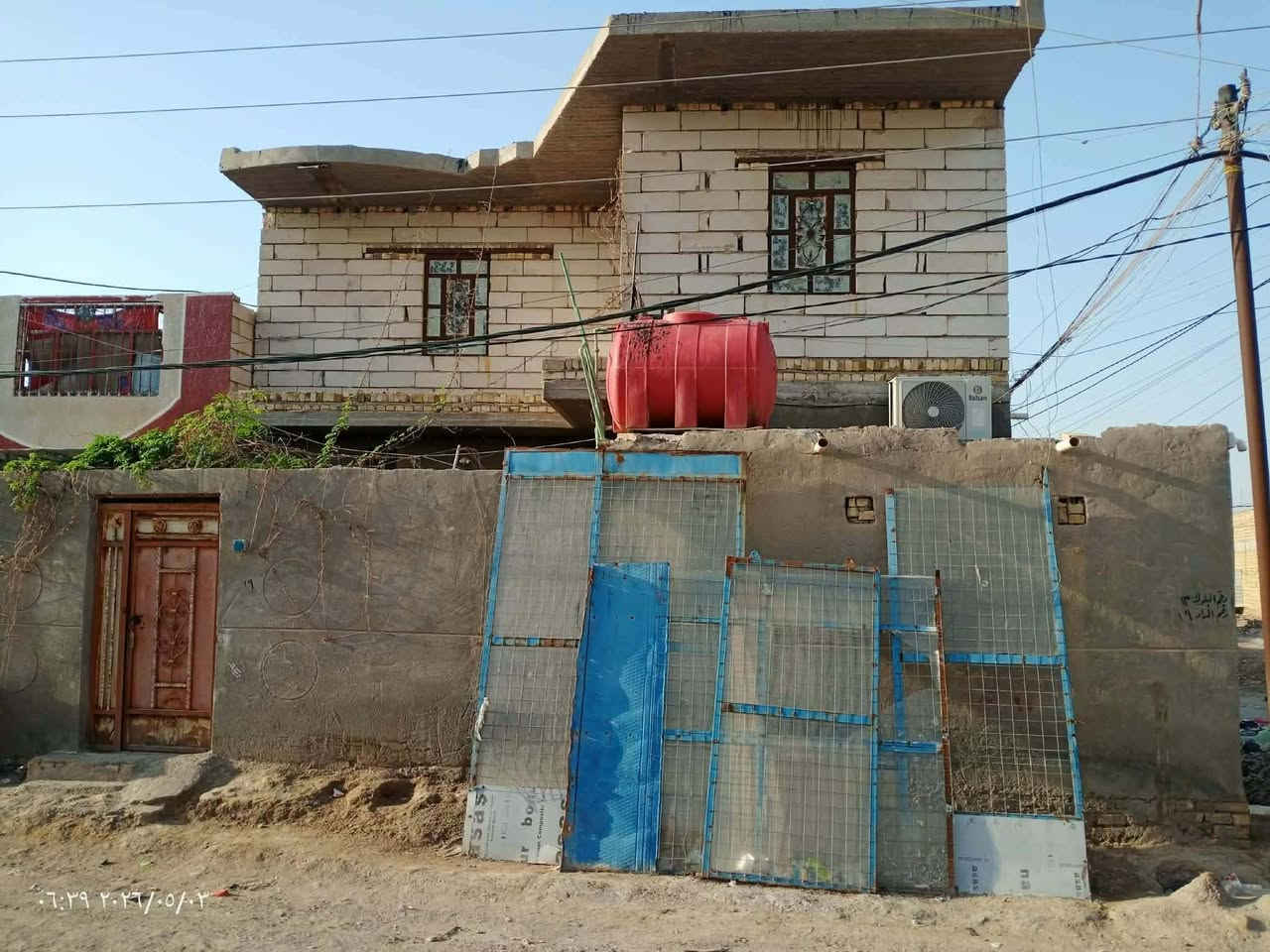 بيت طابو المساحة 140متر  ركن طابقين بصوب بني ركاب حي المنتظر قرب مدرسة الحشد مقابل مجمع بركات المهدي المنتظر 
الطابق الأول غرفة وصالة ومطبخ وديوانية والبناء طابوگ والسگف كونكريت ماعدا السياج والصحيات بلوك
الطابق الثاني ٣غرف والبناء ثرمستون والسگف كونكريت ملبوخ فقط

السعر الكلي 130مليون 
مطلوب اسكان 11مليون

نص مكتوب في الصور:
- ٠٦:٤٨ ٢٠٢٦/٠٥/٠٣
- ٠٦:٣٩ ٢٠٢٦/٠٥/٠٣