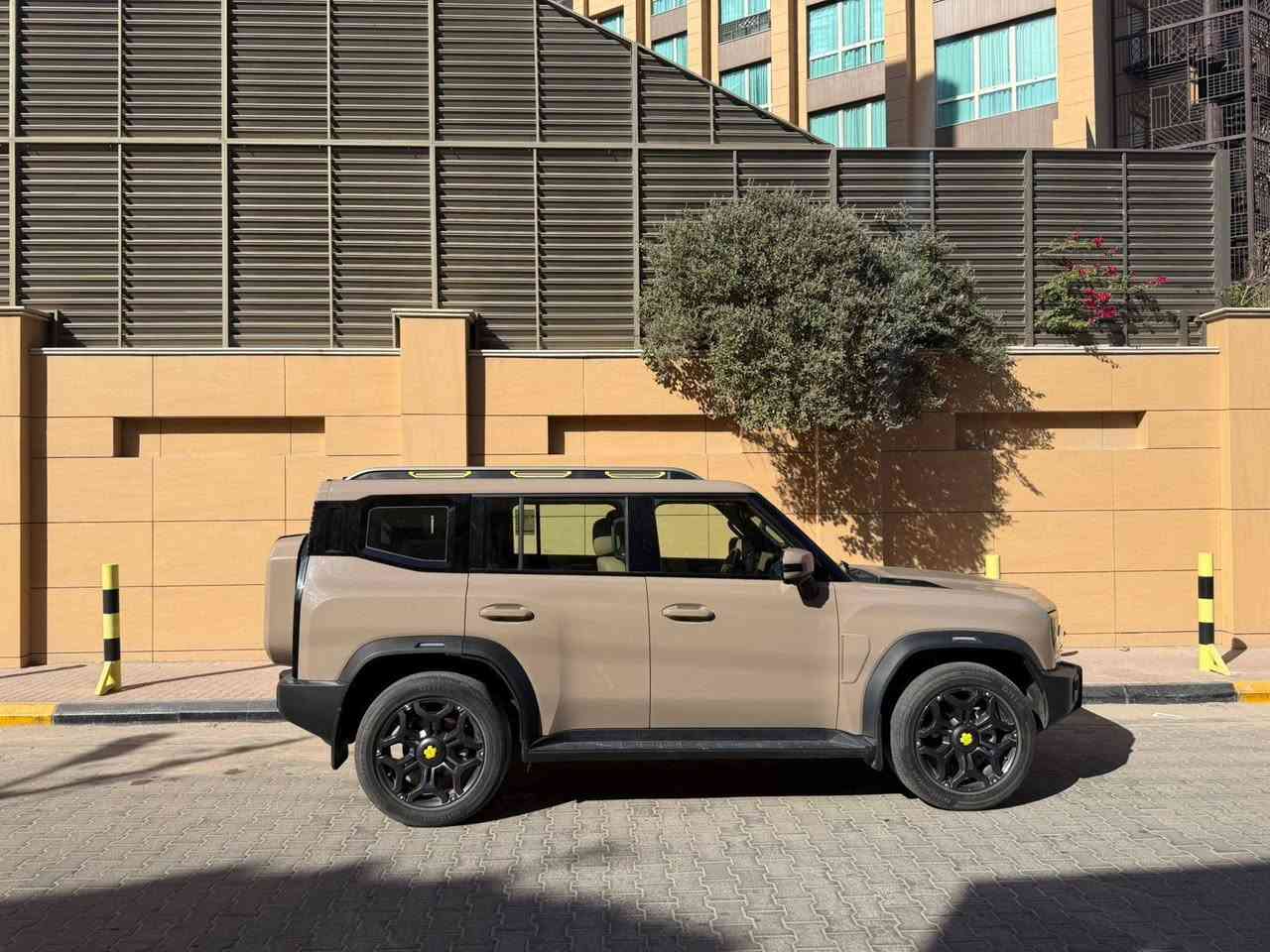 🚘 جيتور T2  لاكجري موديل 2025 — خليجي
✨ناطق لون صحراوي 

⚙️ المواصفات 

* محرك 2.0L Turbo
* قوة 251 حصان
* عزم 390 نيوتن/متر
* ناقل حركة أوتوماتيك
* دفع رباعي 4WD
* أوضاع قيادة متعددة
* مثبت سرعة + رادار
* نظام تحديد المسار

🛋️ الراحة والفخامه

* بانوراما
* دخول وتشغيل بصمة
* تشغيل عن بُعد
* مقاعد جلد
* مقاعد أمامية كهربائية
* تحكم مناخي ثنائي المناطق
* شحن لاسلكي
* إضاءة داخلية LED
* مقود جلد
* Auto Hold
* فرامل يد كهربائية

📱 التقنيات والأنظمة

* شاشة ديجيتال
* شاشة تدعم Apple CarPlay
* كاميرات 360°
* كاميرا دوارة
* حساسات أمامية وخلفية
* Bluetooth + Type-C
* أوامر صوتية
* حساسات ضغط الإطارات

💡 الشكل الخارجي

* إضاءة LED
* كشافات
* إضاءة خلفية LED
* مرايا كهربائية قابلة للطي
* إشارات بالمرايا
* جنوط 20 إنج
* إطارات 255/55R20
* ماسحة خلفية
* مانع انزلاق
* نظام نزول المنحدرات
* ماشي 48,000
💰 السعر: 36,500,000 مليون دينار عراقي

📍 الموقع: البصرة – القبله  – حي الجامعة 🏛️
📞 للاتصال والاستفسار: ***********
