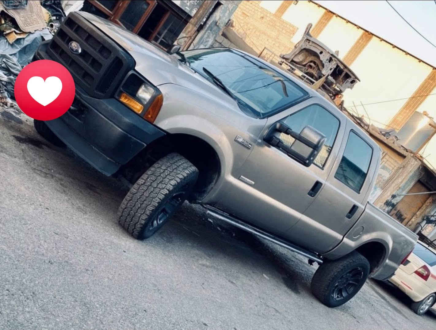 سلام عليكم وحش من وحوش الفورد f350  سياره جاهزه  وين ميعجبك اطلع بيها بيها منضومه زنون كامله سياره 8 سلندر كاز تك سوبر المرغوب  بيها خيط بخار تجي وشوفها بعينك سياره باسمي تحويل ثاني يوم رقم شمالي جديد هزه جديده لا صبغ ولا ضربه مكفوله سياره أصوليات سياره كله كامله سعر السياره (75) وبيها مجال قليل مكان السياره ( بغداد / مدينه الصدر / سوق الاولى) رقم الهاتف (***********)
