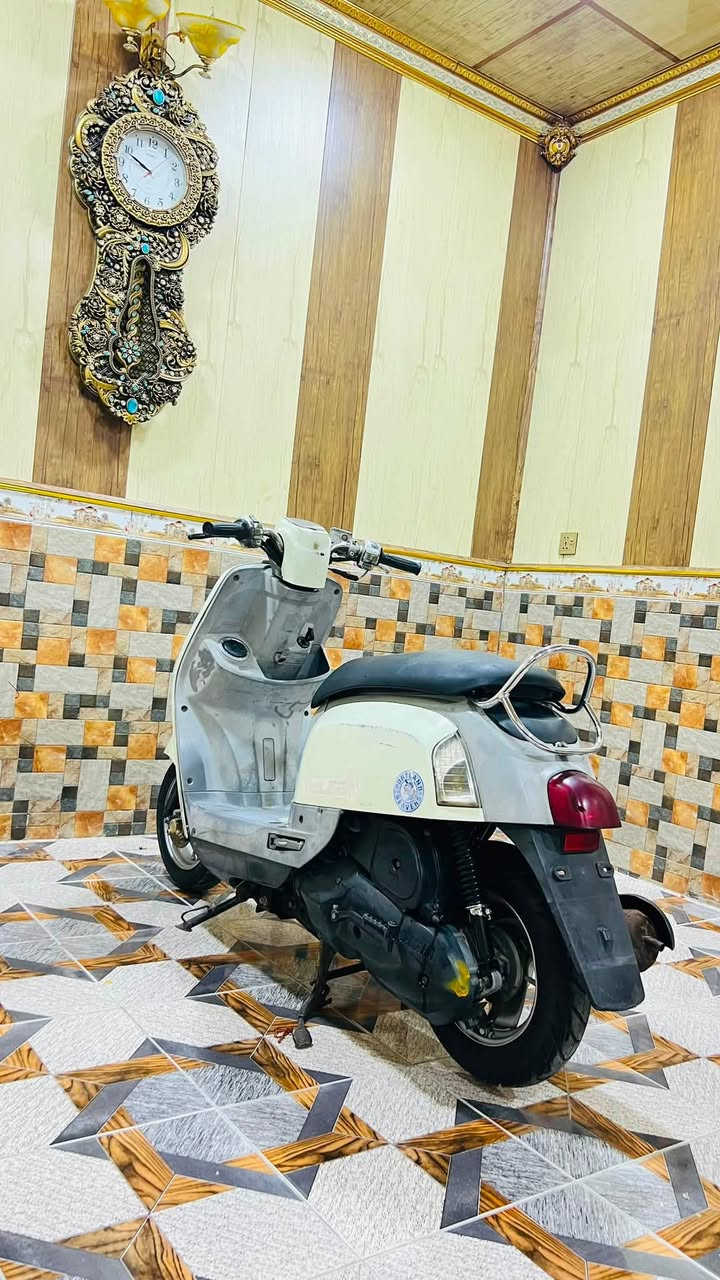 سلام عليكم دراجه ماكس بوليسي رمبه بسعر ٨٥٠ دراجه بلكارتون ما مفتوحه ولا تنقيص ولا تبخير شلعه ومعدل ونعومه كهربائيات كلشي شغال من طول لطول تخم تاير جديد توه شاده قفال صندوك قفال شتيرن قفال اكسل بريكات امامي وخلفي شغالات كلهن اينقص ما بيها دراجه مختمه دراجه كلها من طول لطول وختومات كلها متتابقه لون حليبي مميز داخل رصاصي دراجه كلها علبلاد مكاني بصره تقاطع الكزيزه قرب محكمت الكزيزه رقم هــ/*********** متواجد وتساب فقط
