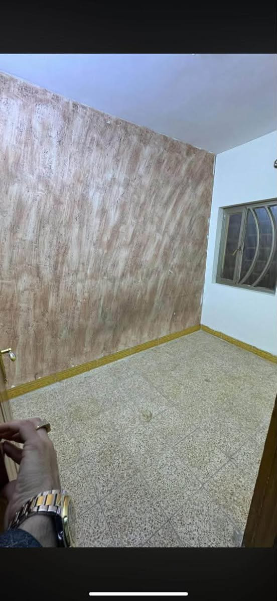 للأيجار في السيدية 
بيت طابقين مساحه 60 متر 
يحتوي على غرفتين نوم وحده كبيره وحده صغيره 
واستقبال ومطبخ وصحيات
موقع الاقتصاديين قرب الاطفاء 
الايجار 750 مع مجال بسيط 
للاستفسار *********** حمزة 
مكتب ايليا للعقار

