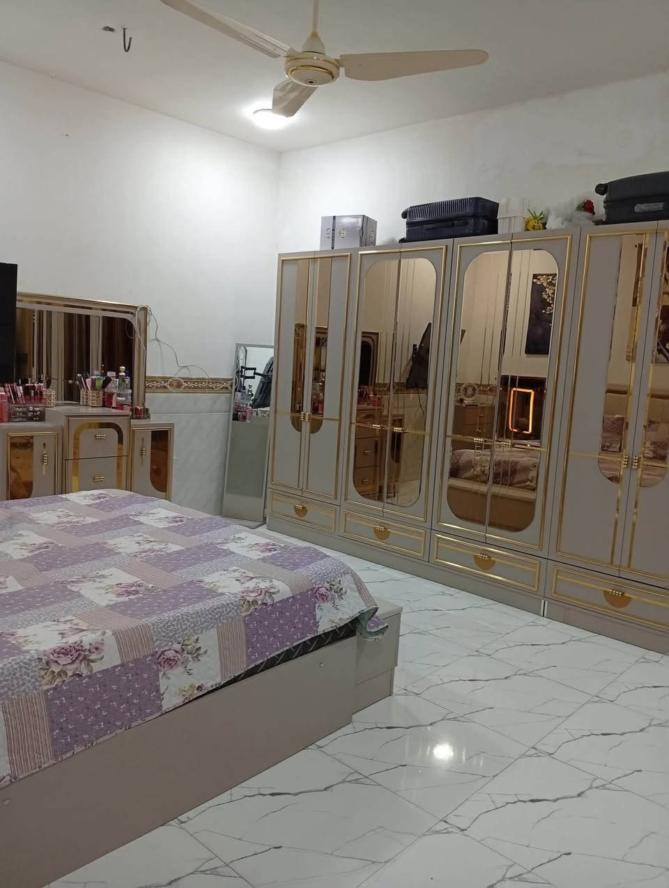 سلام عليكم بيت المساحه ٢٠٠م للبيع كامل مكون من ٣غرف هول مطبخ صاله مجمع صحيات بطابقين بناء البيت ٢٠١٩
كامل ما معتاز كلش نضيف طابو زراعي موقع شارع ١٠٠ يبعد عن الشارع ٦٠ متر السعر١٦٠
لاستفسار***********
