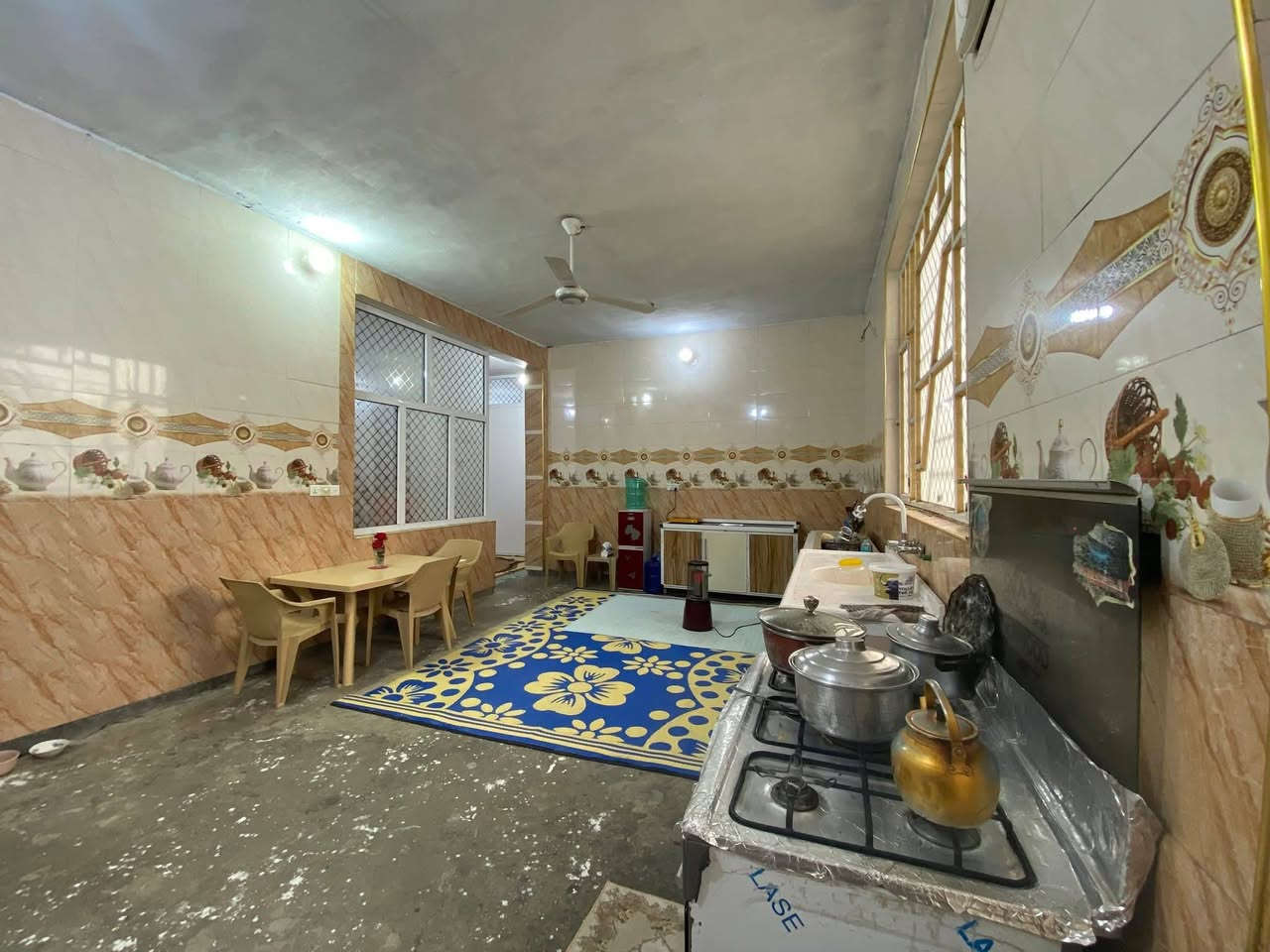 السلام وعليكم الدار للبيع
مساحه 260م

يحتوي ع3 غرف 

حمام خارج داخل 

الموقع خلف مطعم الموسوي

للاستفسار ***********
