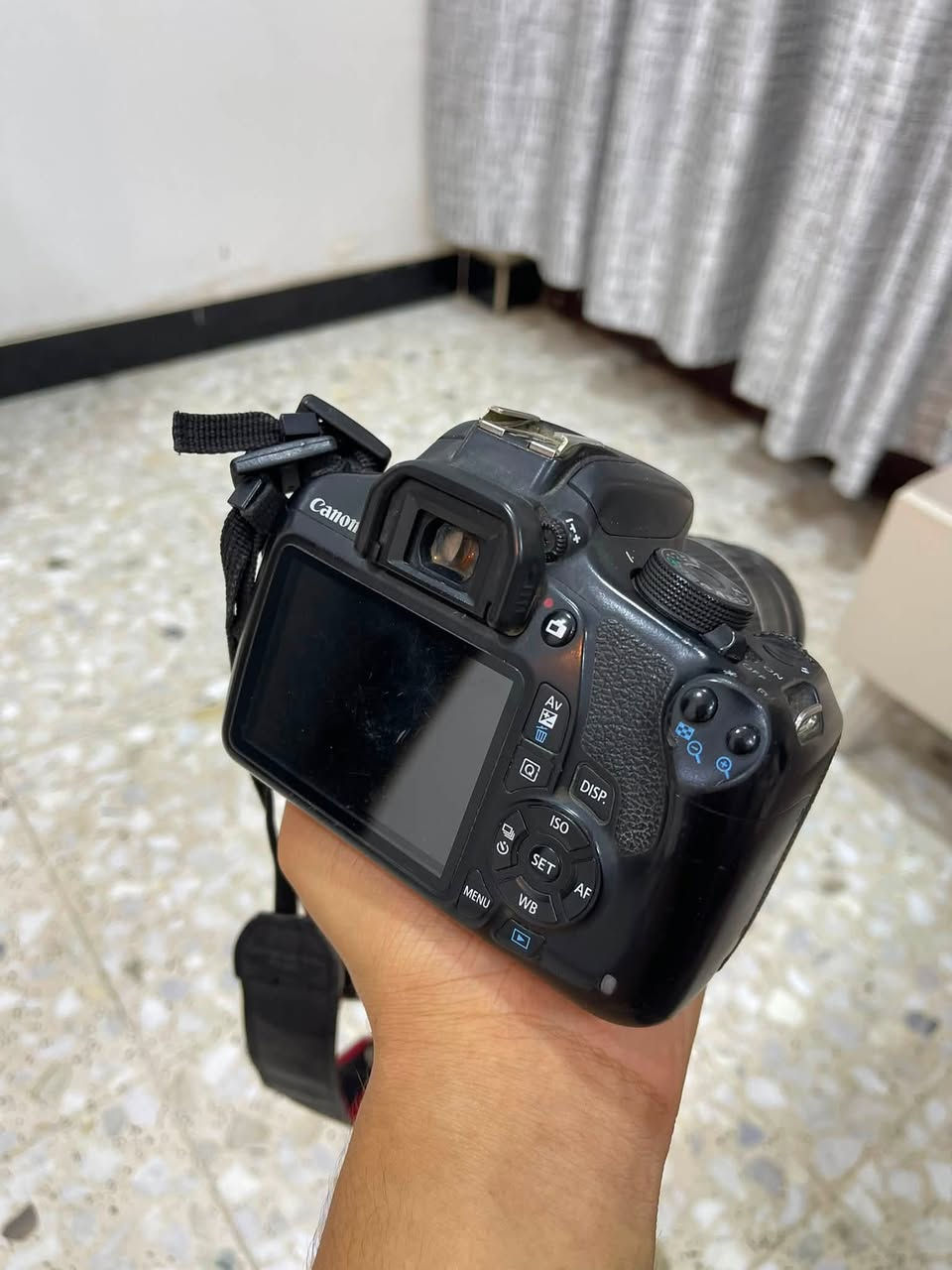 � للبيع كاميرا  كانون Canon DSLR

* كاميرا كانون احترافية
* عدسة Canon Zoom EF 75-300mm
* زوم قوي ومناسبة للتصوير البعيد والبورتريه
* شاشة خلفية LCD
* تركيز تلقائي AF
* إمكانية تصوير صور وفيديو
* بيها فلاش مدمج
* منفذ ذاكرة
وياهه ستاند مال تصوير 
وجنطة هم وياهه 
السعر 325 الف مجال بسيط مكاني بغداد جديدة 
الرقم واتساب ***********
