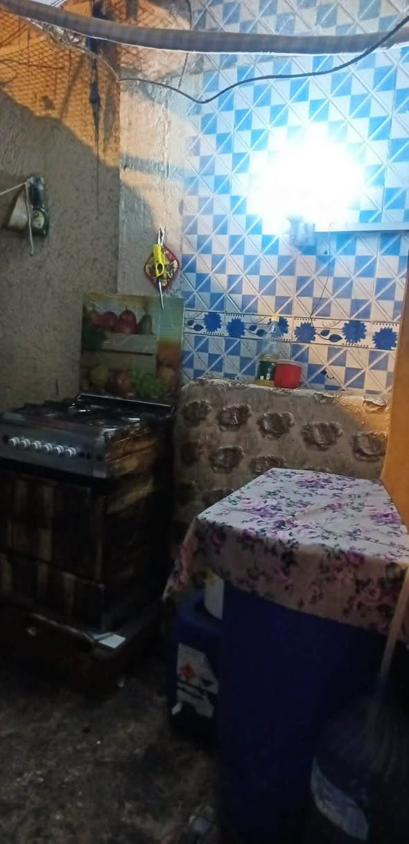 بيت تجاوز المساحة 100 عله شارع تبليط غرفتين نوم صالةمطبخ صحيات كاونتر برميل مع البيت  السعر 13 ابو الخصيب, البصرة
