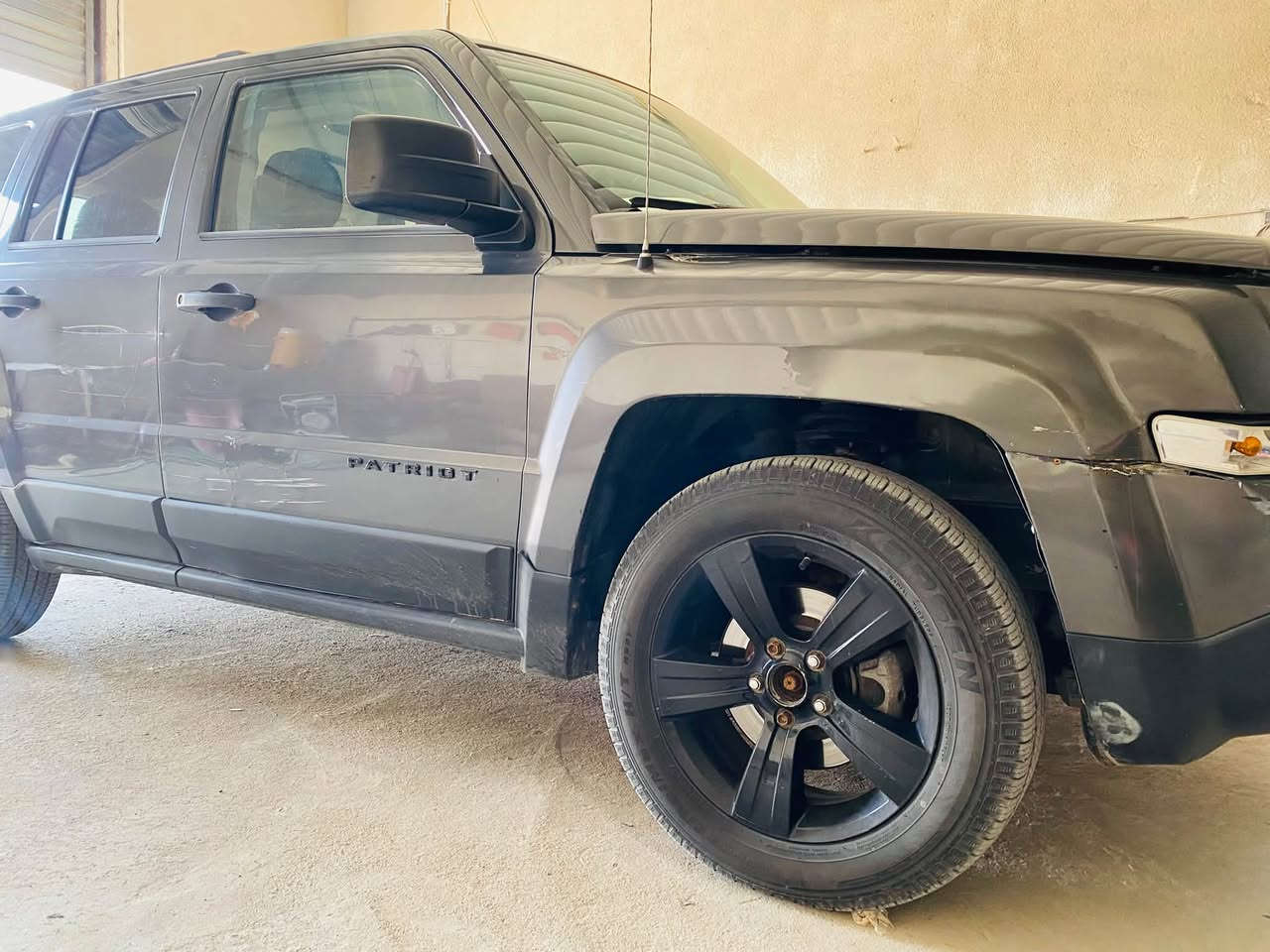 سلام عليكم
جيب باتريوت 2015 بسمي سياره كفاله عامه البنيد طار عندي وبيه طخات كلش بصيطه مبينات بل تصوير سعرها 85 وبيه مجال 
***********
