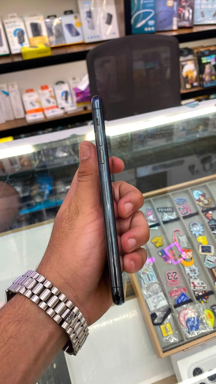 سلام عليكم 11 برو ماكس ذاكره 256 بطاريه 100 جهاز نضيف مستبدل شاشه نوعيه زينه سعره 260 عنوان سيديه شارع تجاري ***********

نص مكتوب في الصور:
- ٧:٥٥
- حالة البطارية والشحن
- رسالة مهمة حول البطارية
- غير قادر على التحقق من أن هذا الـ iPhone يحتوي على بطارية أصلية من Apple. قد لا تكون التفاصيل الواردة من هذه البطارية دقيقة.
- لمعرفة المزيد
- الحد الأقصى للقدرة
- ١٠٠٪
- هذا قياس لقدرة البطارية مقارنة بقدرتها عندما كانت جديدة. قد تتسبب القدرة المنخفضة بتقليل ساعات الاستخدام بين عملية الشحن والأخرى.
- أقصى قدرة للأداء
- الـ iPhone غير قادر على تحديد عمر البطارية.
- شحن البطارية المحسن
- للحد من استنزاف عمر البطارية، يتعلم الـ iPhone من عادات الشحن اليومية، بحيث ينتظر ولا يتجاوز ٨٠٪ حتى يحين موعد حاجتك إلى استخدامه.
- حول الاسم iPhone إصدار iOS 26.6.2 اسم الطراز iPhone 11 Pro Max رقم الطراز MWGN2LL/A الرقم التسلسلي G6TCT2SMN70L سجل تاريخ القطع والخدمة الأغاني . الفيديوهات . الصور . السعة ٢٥٦ غ.ب. متوفرة ٢٣٧,٧١ غ.ب. عنوان Wi-Fi BC:09:63:DC:32:DC
