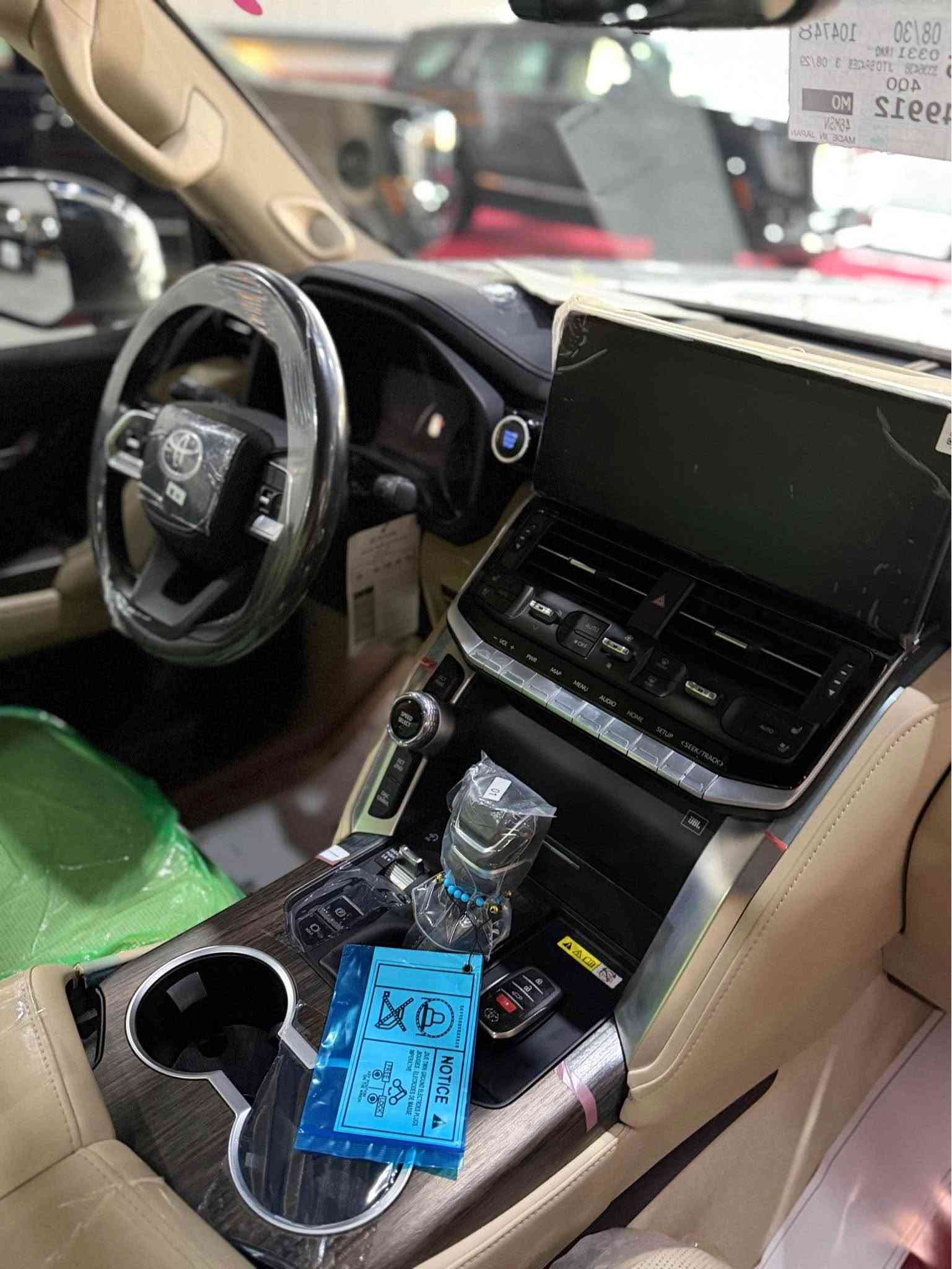 Land cruiser VX 2024    
الف 14 KM📦
لاندكروز VX   
مكفول كفاله عام من كلشي
٤ تاير دنلوب جديد‏‎
سنة الصنع: 2024
‏‎ضمان شركة SAS
كل غراض بلادي موجود
ماشييه  14 الف  كم 
‏‎المواصفات :
-المصابيح:  LED
-كاميرا  
‎-نظام الصوت JBL
- محرك 6 سلندر 4.0L
‏‎- فتحة سقف ( سلايد ) 
-٣ شاشات 
- شاشات ترفيه خلفية
‏‎- مقاعد جلد-تدفئة-تبريد
‏‎- مقاعد كهربائية 
- مقاعد امامية تبريد 
- ⁠تبريد وتدفئة امامي خلفي 
‏‎- بصمة الابواب 
‏‎- صندوق كهربائي
‏‎- مصابيح LED و زينون
-7 راكب 
-شحن واير ليس 
-حساس امامي خلفي 
‏‎- حجم العجلات 20 inch 
مكفول كفاله عام كلشي مابيها بل باكيت
تخم تاير دنلوب جديد 
مكفولة كفالة عامة من الدعامية إلى الدعامية
‏‎ بدون صبخ .بدون بارد
‏‎دعاميات هم بدون صبغ ،رمل مابي بقية كلها بشرط

محرك كير بشرط مامفتوح
‏‎سيارة حيل نظيفة كلشي عل بلاد لوك
‏‎سنوية زنكة كلشي جديد مدفوع لـ2029
‏‎باسمي السنوية بشرط تحويل و غرامة 
‏‎سيارة مابيـها دينار مصرف كامل من كل نواحي

نفسي يوم /تحويل و وكالة حاظر 
مكاني /داخل سليمانية
سعر 685$ 
***********كوردي
***********  عربي السليمانية, العراق
