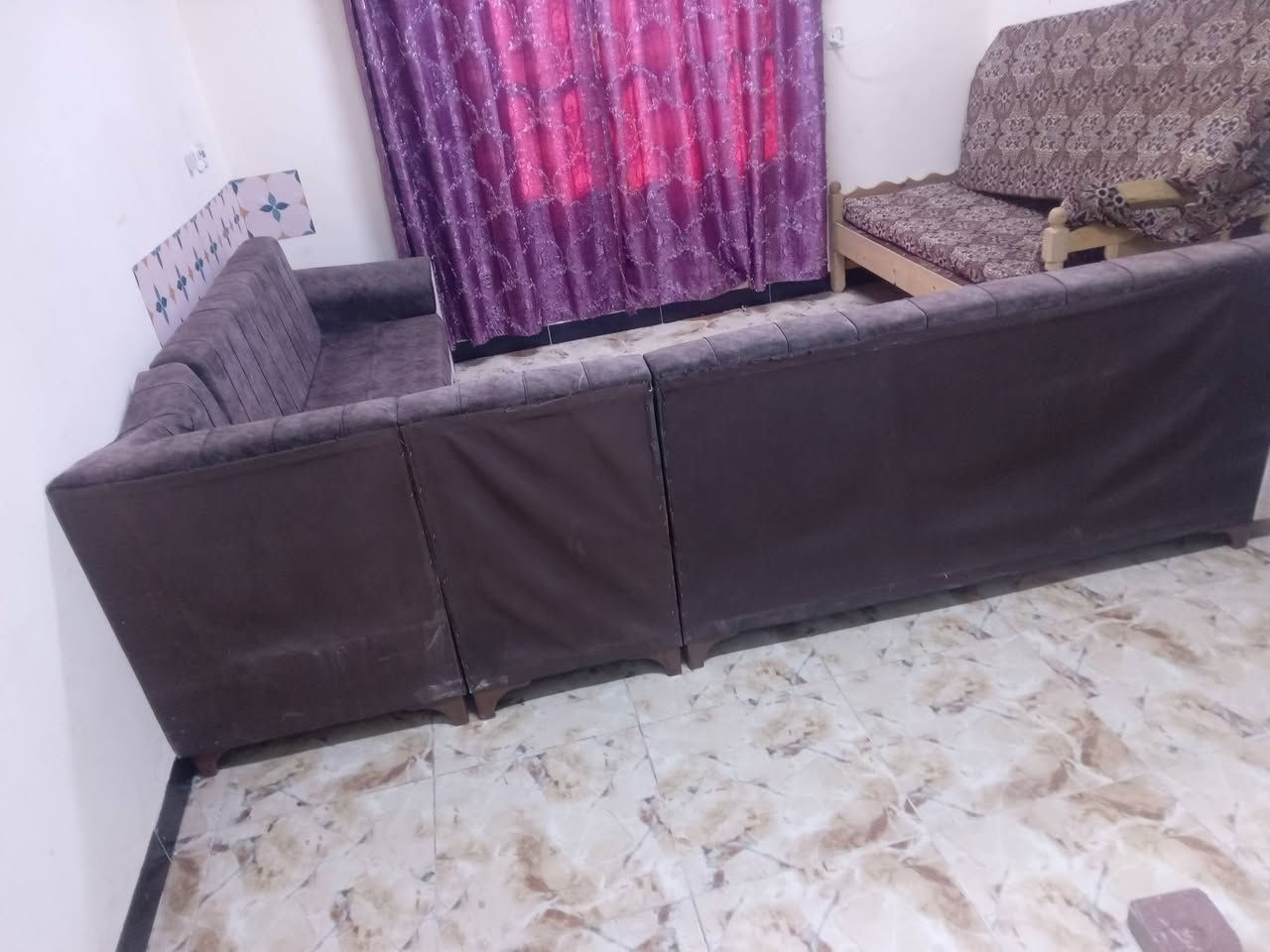 سلام عليكم تخم قنفات نضيف جديده لون مميز  شغل خشب عراقي السعر ١٧٥ وبي مجال بسيط مكاني  تاميم ***********
