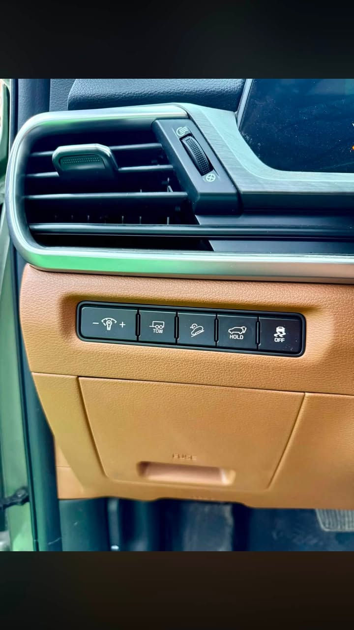 ‏2024 KIA TELLURIDE ..   X line
كيا تلورايد 
موديل :- 2024  رقم شهداء واسط ب اسمي 
الحادث سرقه دعاميه اماميه فقط  السياره كلين تبديل دعاميه  
لون :- زيتوني       
قوة المحرك :- 3.8 بانزين GDi
عداد المسافات :- 29500 mi      
عدد المقاعد :- 7 مقاعد 
فئة السيارة :- X line

الاضافات:- 👇🏻👇🏻

♦️ شاشة نفكيشن 
♦️ تحكم مسجل 
♦️ تحكم سرعة 
♦️ رادار امامي 
♦️ حساسات 360 درجة 
♦️ حساس تحديد مسار 
♦️ اوامر صوتية 
♦️ لايت زنون 
♦️ كشاف امامي 
♦️ فتحة سقف 
♦️ مقاعد جلد مشمشي 
♦️ مقاعد تدفئة تبريد 
♦️ مقاعد كهربائية  
♦️ شاحن وايرلس
♦️ هاند بريك بصمة 
♦️ اوتو بارك 
♦️ دفع رباعي 
♦️ اوتو هولد 
♦️ مثبت سرعة 
♦️ مانع تزحلق 
♦️ صندوق كهربائي 
♦️ اشارة جانبية 
♦️ مرايات كهربائية 
♦️ مقاعد خزن ميموري 
♦️ تبريد خلفي منفصل 
♦️ نظام نقطة عمياء 
للاستفسار الاتصال 
***********
