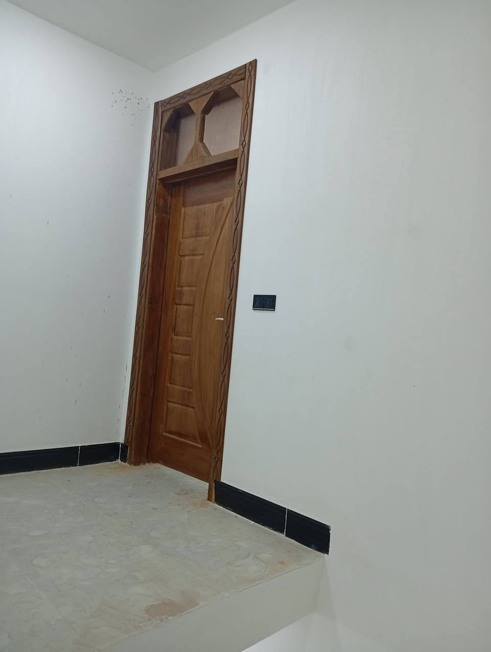 يالله سلام عليكم بيت للبيع مساحه 100متر طابقين بنيان حديث غير مسكون استلام مباشر طابوو ملك صرف عنوانه حله حي الشهداء خلف مول أهل الخير مباشرتن قريب جدا من الشارع عرظ شارع 15 متر تفاصيل الدار 3غرف نوم 3 مجامع صحيه وصاله ومطبخ وكلدور وهذا رقمي ***********
