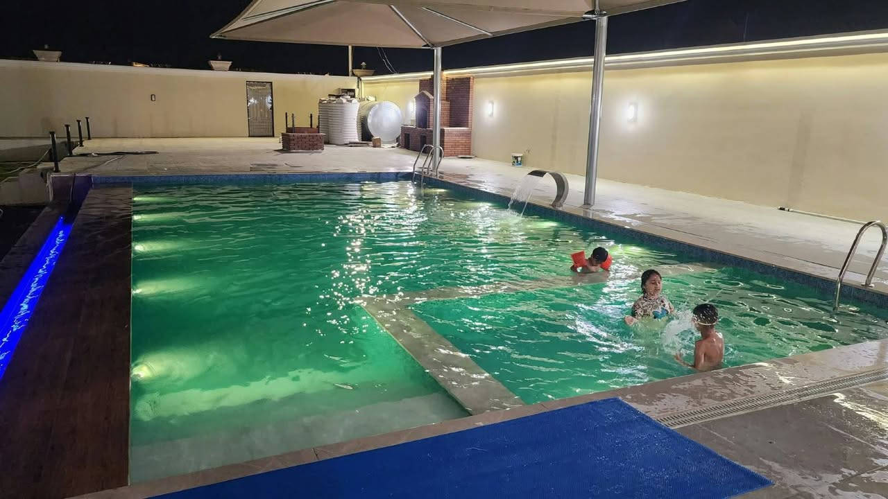 للبيع مساحة دونم صافي بحدود ٢٠٠٠ متر واجهة مرمر
غرفتين نوم . مطبخ . خدمات داخلية وخارجية وصالة كبيرة ومسبح ٦ × ١٢ مع مسبح اطفال . وحديقة بحدود ٧٥٠ متر . كامرات وحاكية خارجية . نظام سماعات صوتي داخلية وخارجية . نافورة . بير ماء للسقي ونظام مرشات للحديقة . كهرباء وطنية . مولدة ٣٠ كي في مع خط مولدة شارع . العاب فيشة وطاولة.

السعر ٨٥٠ مليون وبي مجال الستفسار علا الرقم *********** متاح وتساب ابو يوسف
