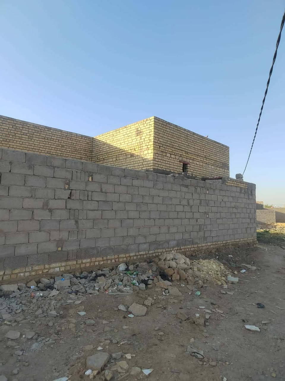 بيت للبيع يم جسر معلق بناء طابوك عكاده ربع 4غرف براني وصاله ومطبخ خلف سجت قطار مال معالي ستفسار خاص وتساب ***********

