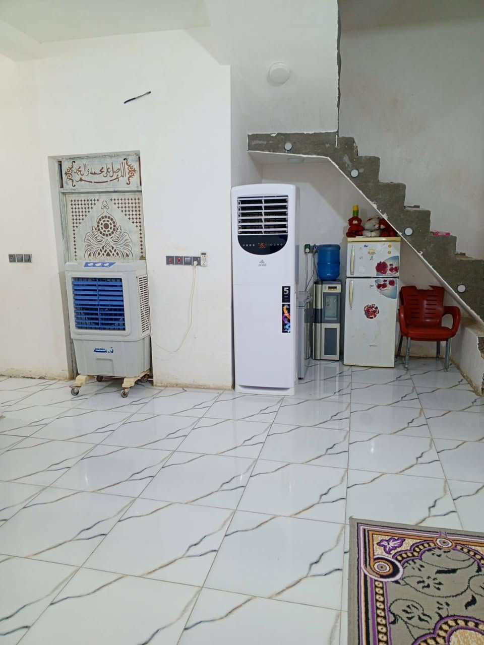 السلام عليكم بيت للبيع مساحه 140م زراعي في حي الجامعه نهايه شارع عشرين خامس فرع يبعد عن الطابو 50م خدمات كامله ماء كهرباء مجاري سند 25 يتكون من صاله ومطبخ وغرفه واستقبال وصحيات داخليه وخارجيه وفوك صاله كبيره السعر خاص للاستفسار الاتصال على الرقم ***********
