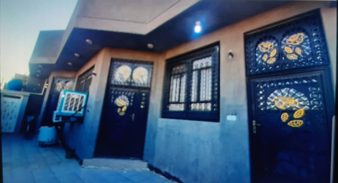 بيت حديث 300متر بكرلي بداية شارع الغسل يتكون من حديقه كراج صحيات خارجيه واستقبال هول مطبخ صحيات وغرفتين نوم السعر ب145فقط وبي مجال سند25تحويل باسم المشتري مباشر ***********
