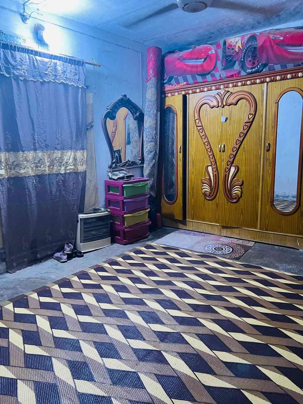السلام عليكم بيت للبيع العزه القديمه عرصه يعني مكاتبه فقط عند الدلال عند الشراء المساحه 110 واقع حال يتكون من استقبال ومطبخ و3 غرف نوم وهول صغير وتواليت خارجيه وحمام داخلي للاستفسار على الرقم 
***********
واتساب ***********.
