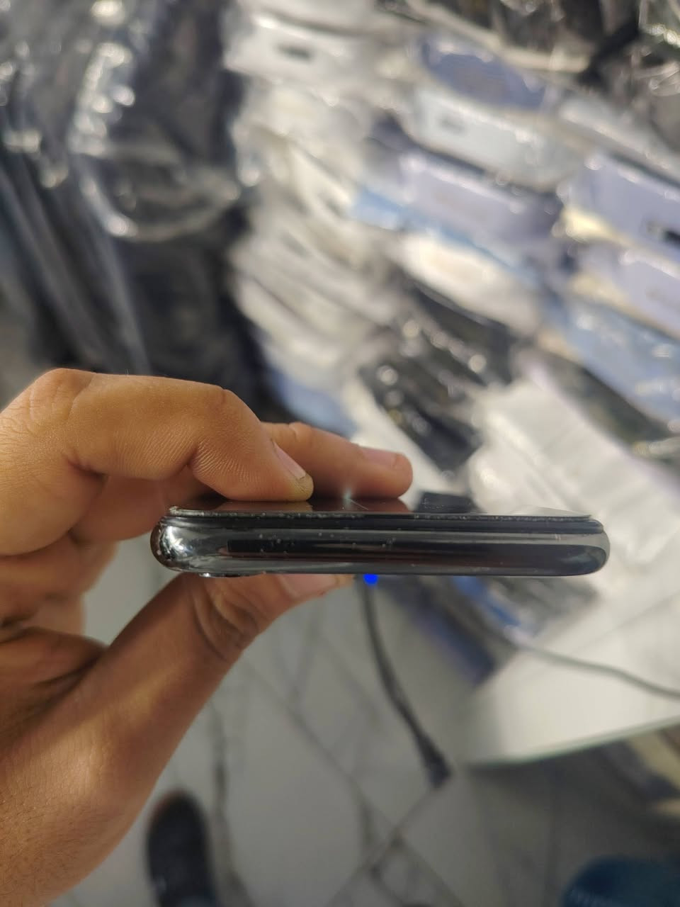 للبيع: iPhone X (ايفون اكس)
اللون: أسود ملكي

الذاكرة: 64 جيجا

حالة الجهاز: الجهاز شغال 100% وبكامل كفاءته، نظيف وما بيه أي تعليق أو مشكلة داخلية.

الملاحظات بكل أمانة: مبدل شاشة وظهرية بقطع أصلية (شغل مرتب ونظيف)، والفيس آي دي (Face ID) واقف فقط. غير هذا الشيء الجهاز قفل ومكفول من أي خلل ثاني.

السعر: [100] (بي مجال للشراي الصامل)

الموقع: [بغداد الكراده]

للمهتمين والتفاصيل، يرجى المراسلة على الخاص أو الاتصال: [***********]
