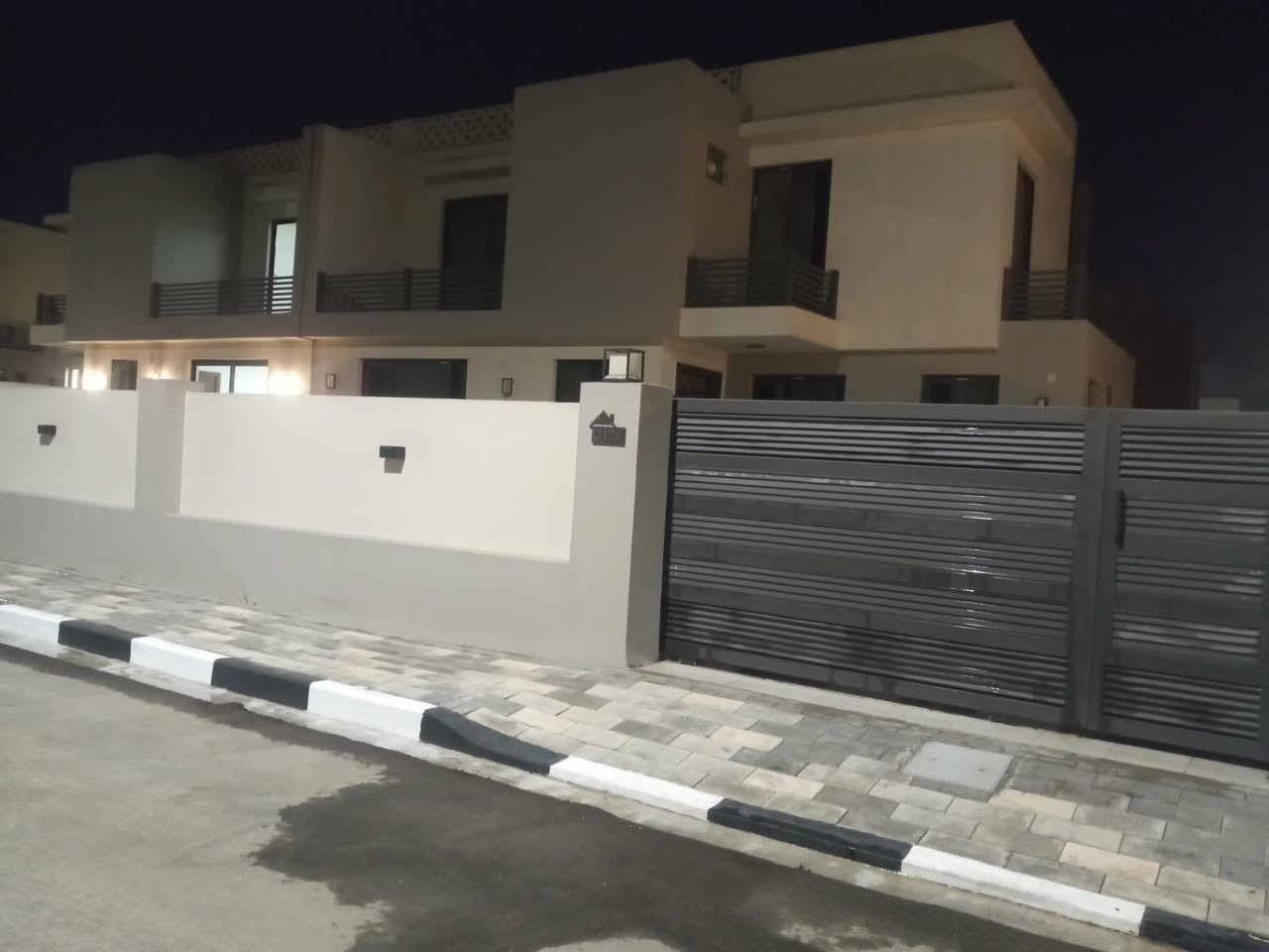 للإيجار • ٥ دور • ٤٠٠م و ٥٠٠م