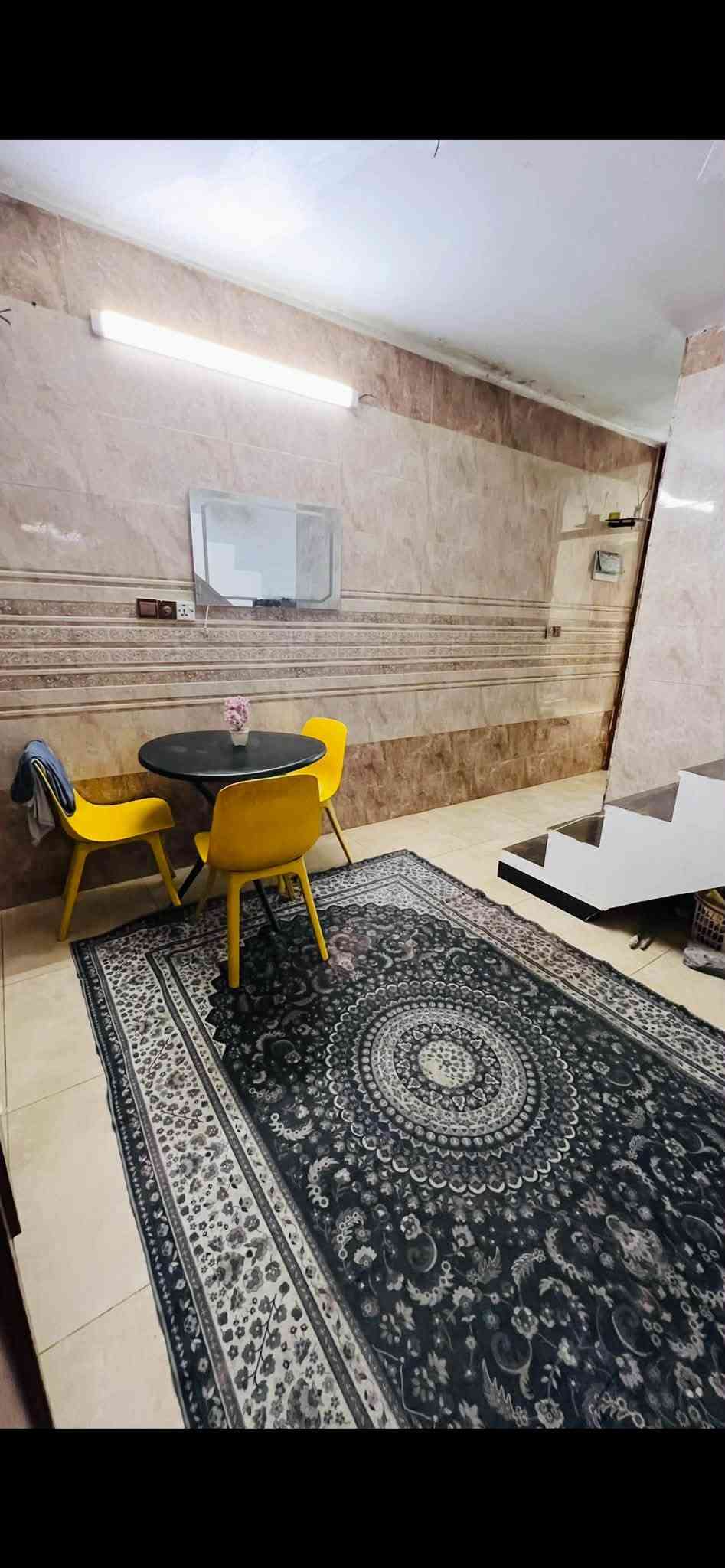🏠 بيت للبيع – 90 متر | الكفاءات – شارع 20
📍 موقع مميز وقريب من العيادة الشعبية
🏡 بناء حديث وكامل، تشطيب مرتب وجاهز للسكن

🔹 الطابق الأول:
• استقبال
• صالة
• مطبخ حار
• غرفة نوم
• حمام داخلي
• حمام خارجي
• ترك

🔹 الطابق الثاني:
• غرفتين نوم
• واحدة منهن سويت
• صالة

✨ بيت مرتب ومناسب للعائلة، وبناء حديث.

📞 للاستفسار والتواصل:
***********

📌 الكفاءات – شارع 20 – قرب العيادة الشعبية
