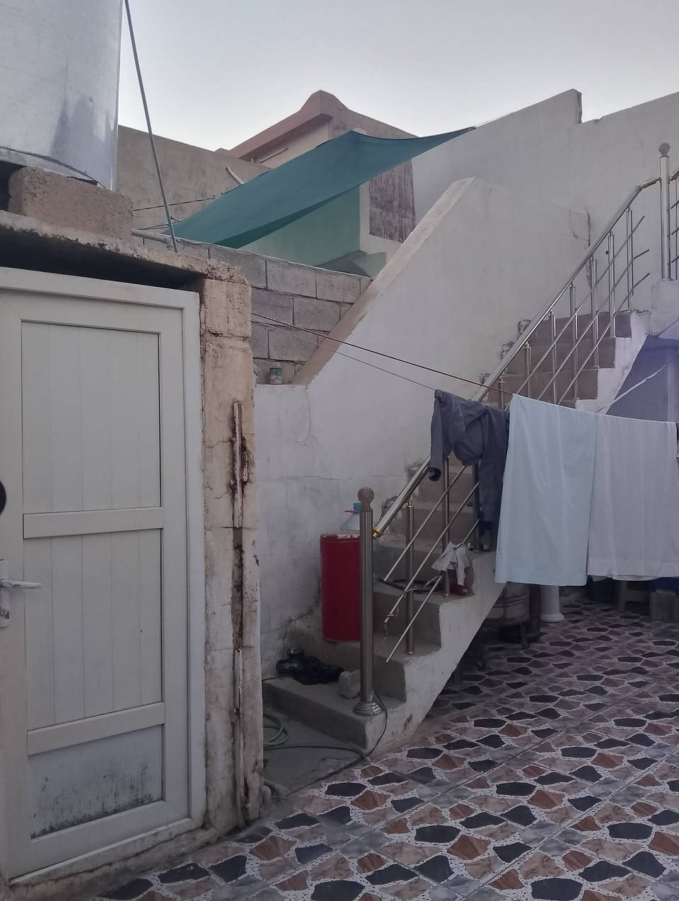 دار للبيع مساحة/100/متر5×20 
نوع العقار:رقم كارت
عنوان:١٦آب قرب جسر ليلان
يحتوي على:استقبال،مطبخ،غرفة نوم،منور مطبخ حار،وحمام
مواصفات:كاشي،سقف ثانوي 
موقع مميز كامل خدمات عل شارع صب عريض مجاري وماء حلوو
 سعر:٥٠مليون وبيها مجال 
للاستفسار الاتصال على الارقام التالية: ***********
