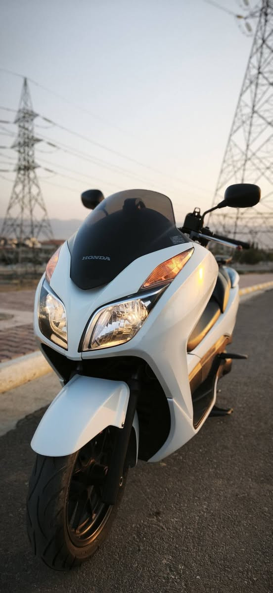 السلام علیکم.هاوڕێیان
honda forza 012
_ مۆدێل 2016
_ دژی خلیسکان ABS
_ مەکینەی 250cc
_ 92 هەزار ڕۆشتوە
_ تازە ڕۆنی مۆتۆڵی تێکراوە و فلتەریشی تازە گۆڕاوە،
_ بەنزینی موحەسەنی تێکراوە 
_ کڕیار بەس لێی ئەخوڕێت و 250 دینار مەسرەفی تێدا نیە
_ مەکینە و گێڕ و هەموگیانی بەشەرت
_ چەند شوختێکی کەمي تێدایە کەهەر دیاریش نیەو ناشرینی نەکردوە،

نمونەیە لەجوانیدا ماشاءللە

_ شوێن،سلێمانی
_واتساپ:***********
