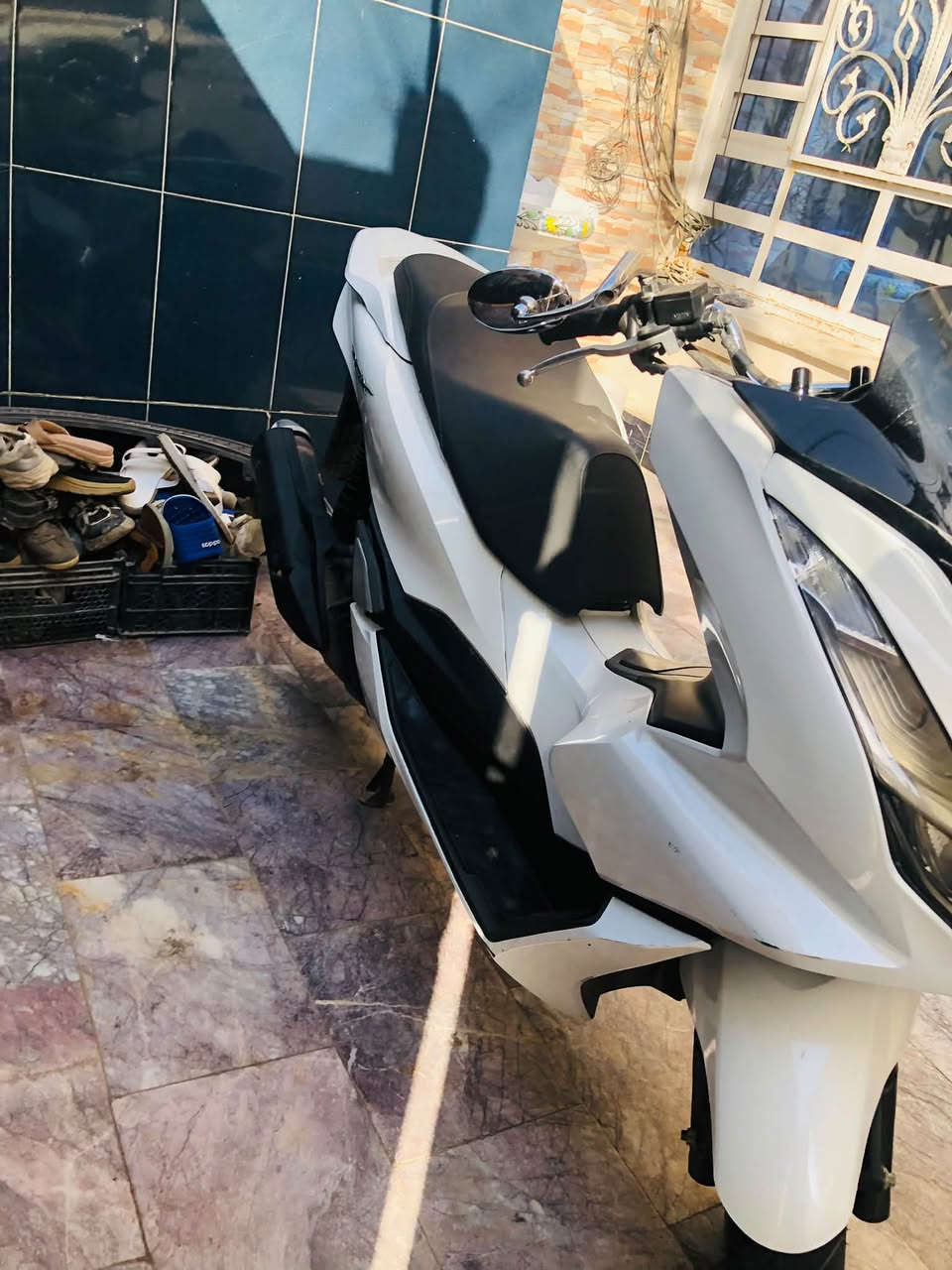سلام عليكم
للبيع pcx الجيل الرابع 

وارد كوري 

ماشية 31 الف 
￼دراجة جديدة بمعنا الكلمة 

حساس زدحام 
ستان كهرباء ￼
مابيها اي نقص 

دراجة نازلة رمبة والمكاتبة موجودة

مكاني بغداد طالبية
***********
