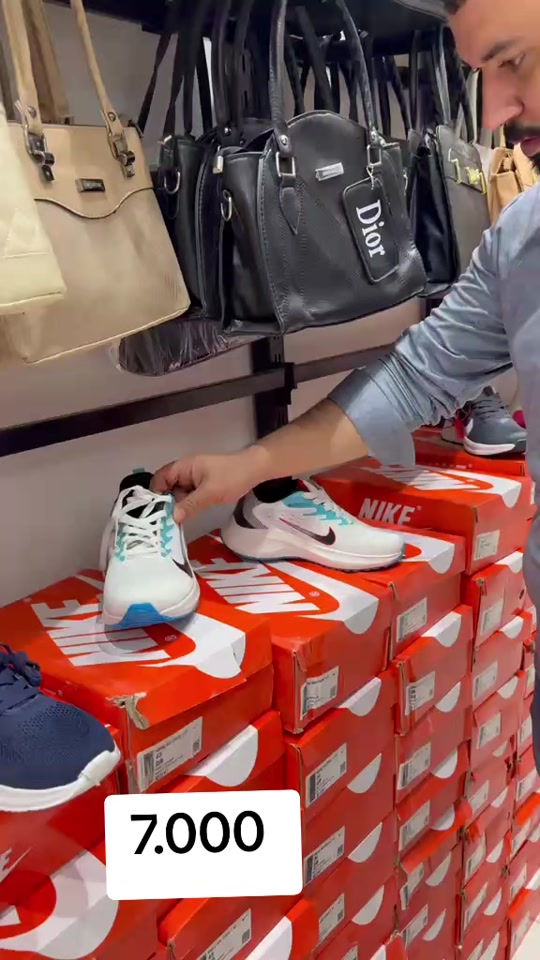 ✨ مجمع مصطفى البصام ✨ 🔥 عرض خاص وبلاش 👟 حذاء نايك شبابي نسائي 💥 السعر 7000 دينار فقط 📍 العنوان: الشرقي - قرب مجمع محمد البصام 📲 حجز واتساب: ⁠***********

نص مكتوب في الصور:
- 7.000