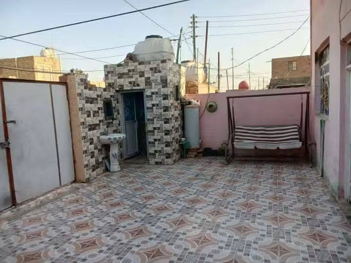السلام عليكم عندي بيت للبيع العنوان كاع ابو سكينه قريب على محلات حسن هرباد مساحة البيت 210يتكون من غرفتين+صاله+مطبخ+استقبال+صحيات كامل من كلشي خدمات الباب سعر البيت 50وبيه مجال  تصال على الرقم ***********رقم الواتساب***********
