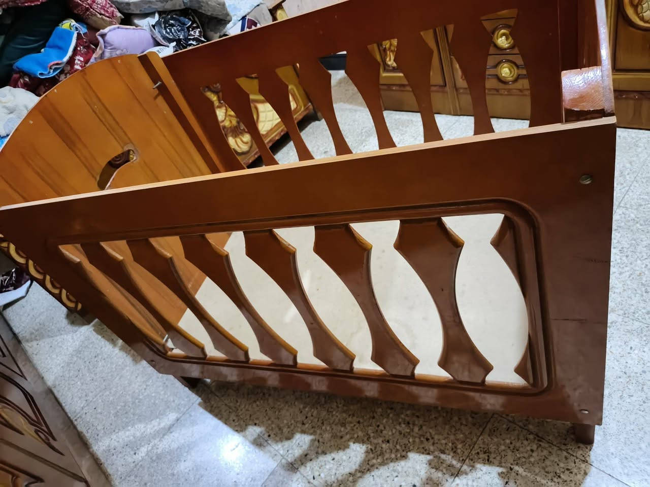 السلام عليكم سرير طفل للبيع نجارة نضيف كلش الاسكان الصناعي للاستفسار***********

