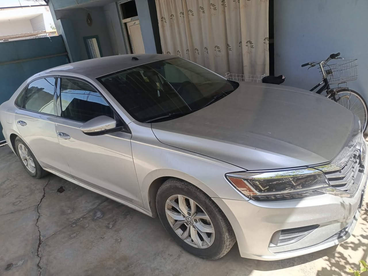 للبيع | فولكس واجن باسات 2020 خليجي ✨🚘
وبسعر منافس جداً. 🔥

. المواصفات:
. موديل: 2020
. اللون: سلفر 
. محرك 2.5 لتر | 5 سلندر | تنفس طبيعي
. لايتات LED 💡
. تبريد قطعتين مركزي ❄️
. شاشة كبيرة 📺
. حساسات أمامية وخلفية 📡
. مرايات جانبية قلاب كهرباء 🪞
. حساس أوتو جام 🌧️
. مثبت سرعة 🚗
. تحكمات على الستيرن 🎛️
. قفل الجنطة من داخل الدشبورد 🔐
. مكينة وگير شرط 
. دهن گير جديد 
. رقم سليمانية 
. بطاقة بنزين موجودة ⛽

. حالة السيارة:
. ماشية 195 ألف م
. شائعة بالسوق كـ تكسي مطار
. صبغ حزام
. بدون دواخل
. بدون فتحات
. جاهزة من كل النواحي ولا تحتاج أي مصروف.فقط صبغ 

. السعر: 130 ورقة 
. أنسب سعر مقارنة بجميع السيارات المعروضة.

. للاستفسار والتواصل مع صاحب السيارة 
***********
