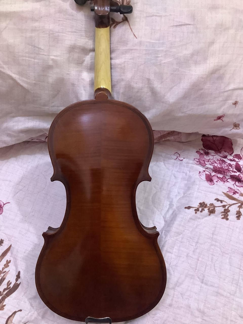 سلام عليكم من رخصت مدير الكروب كمان جيكي صوت وشكل جدا جميل مصنوع من الخشب بل كامل وخالي من اي ضرر او تصليح مكاني بصره رقم الوات ساب ***********
