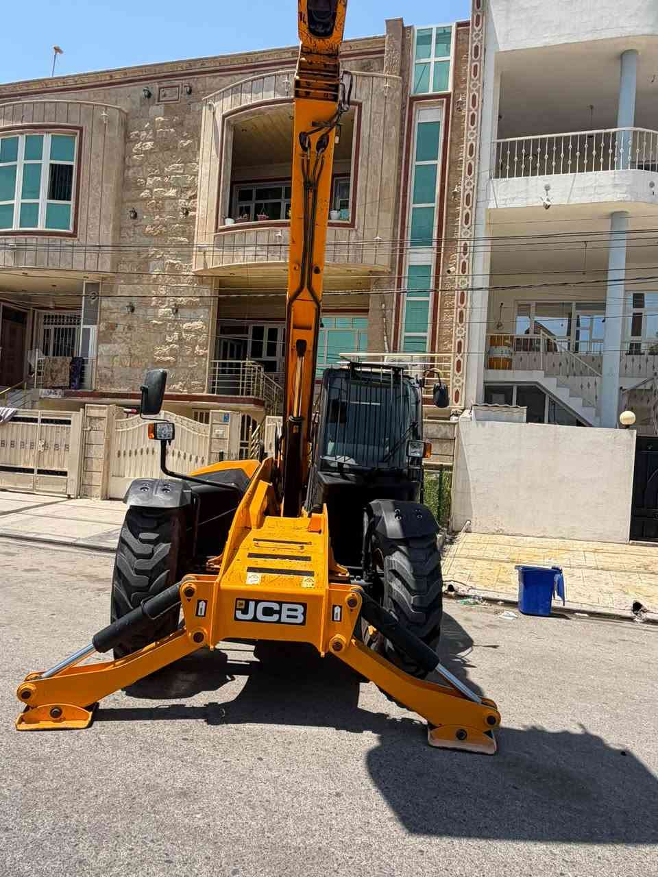 JCB
2010 ره قه م سنه وي اربيل 
تايرات جديد ٢٥ 
***********

نص مكتوب في الصور:
- ***********
