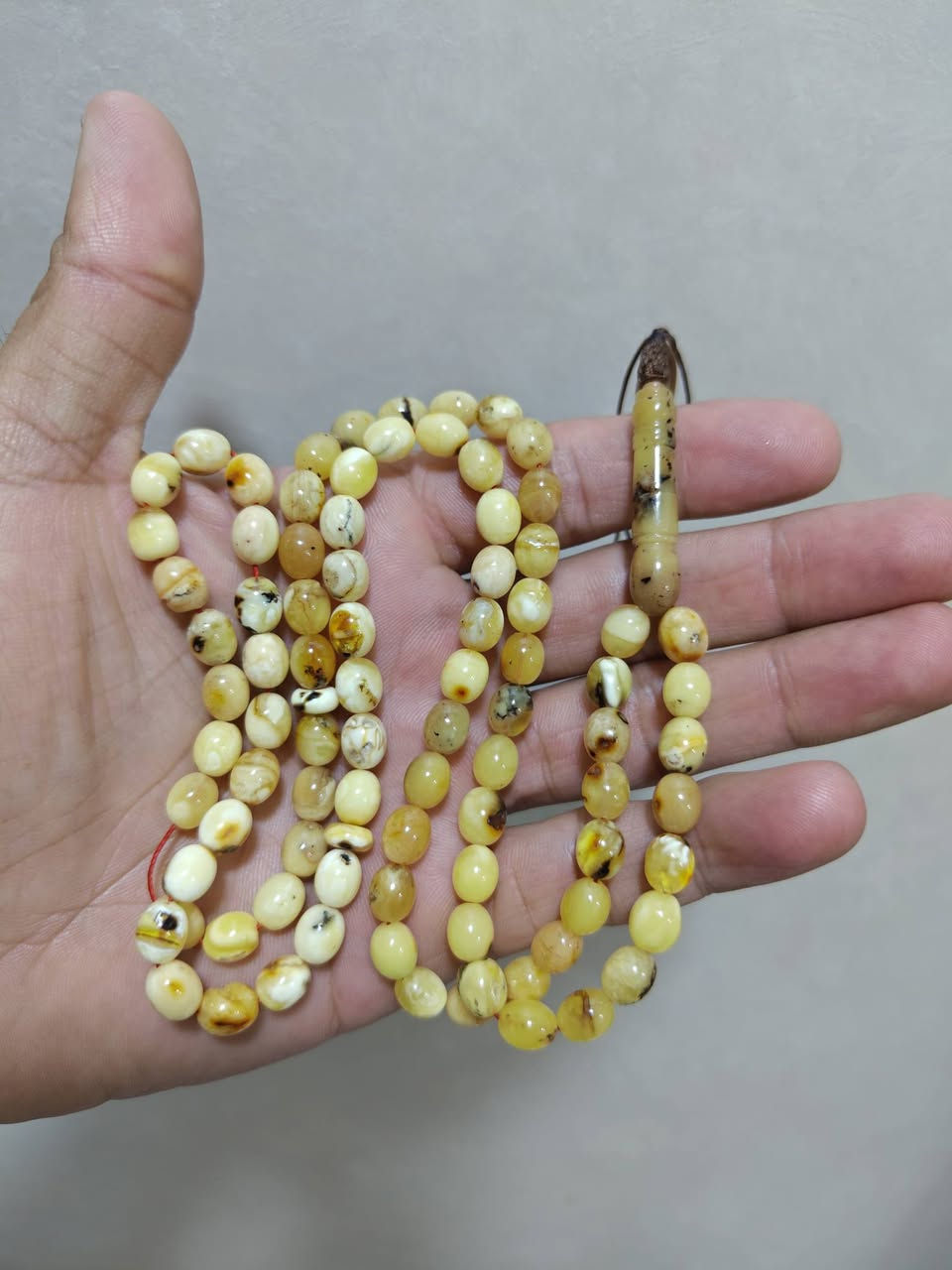 السلام عليكم متاح سبحة كهرب طبيعي واثر قدم على خرزها العدد الخرزات 86 او 87 اخواني كصتها بيض حمام ناعمة كمشتها بليد ناعمة ضايعة مو خرزها كبار وتنشز بليد كمشتها حلوة واهم شي امانة الله ورسولة قديمة مايقارب تسع سنوات عندي ملاحظة الشاهد مكسور وباقي على وضعة الطبيعي سعرها مناسب جداً للتواصل عبر واتساب /***********/
