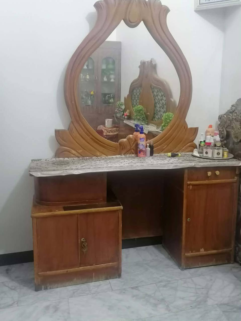 سلام عليكم غرفه نوم مثل ما هيه كدامكم نضيفه السعر 300و بيها مجال للتواصل واتساب *********** العنوان نجف عباسيه قرب عماره ابو حامد
