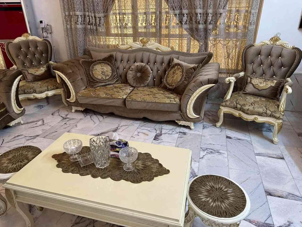 ✨ تخم قنفات تركي فاخر للبيع – فخامة وراحة لبيتك! ✨  بتصميم كلاسيكي مريح ولون دافئ، يضيف جمالية ورونق خاص للصالون.  
🛋️ التفاصيل:
 الحالة: مستعمل، يحتاج صيانه بسيطه جداً للوساده، مريح جداً وفخم بالواقع.
 المكونات: أرائك عدد ٣مع كراسي مفردة عدد ٢ + الطاولة الوسطية وطبلات صغيره عدد ٤(كما موضح بالصور).  
📍 الموقع: بغداد - شارع فلسطين (المعاينة والاستلام من الموقع)
💰 السعر: مليون و250 ألف دينار عراقي (وبي مجال يخبل للشراي الجاد)
📞 للتواصل والاستفسار: ***********
