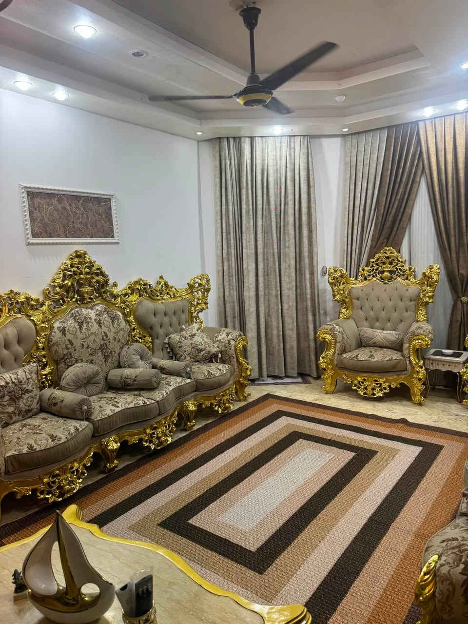 سلام عليكم  اخوان عندي تخم مصري زان ملكي 12 مقعد ارتفاعه 170 سانتيم  وياه طبله جبيره و طبلتين موجودات بل صور ضخم مابي اي شخط نظيف درجه أولى توصى منن مصر للعراق مكان بغداد الزعفرانية سعره مليونين ونص وبي مجال التواصل خاص أو اتصال ع رقم الهاتف ***********
