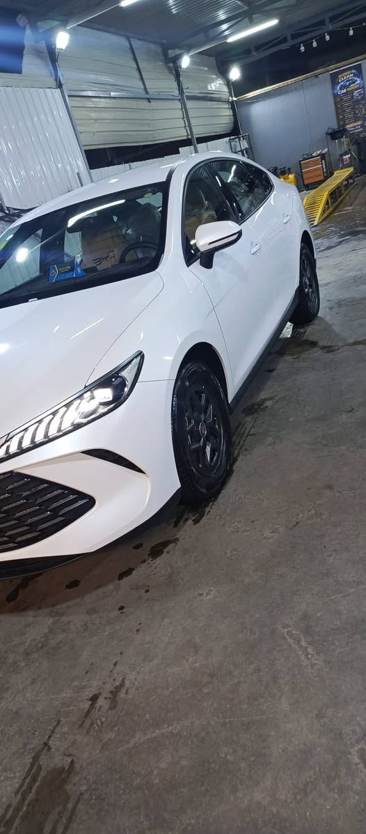 السلام عليكم ورحمه الله
BYD Qin Plus  2025
ممشى 16000كم 
  داخل أبيض 
حجم المحرك 1500
 حساسات وكاميرا خلفية – مثبت سرعة – مقاعد جلد 
اوتو ستوب
حساس خلفي 
اوتو هولد AUTO HOLD 
هند بريك بصمه 
تشغيل السياره بصمه مع
 كارت دخول ذكي
مقاعد جلد 
لايت زينون 
لد نهاري LED
بك لايتLED
3انضمة للقيادة 
مانع تزحلق
مثبت سرعه  Cruise 
شغيل عن بعد 
شاشة ذكية
 خزان 65لتر   اتمشيك 2100 كم
السياره كفاله استخدام شخصي السعر 20500دينار 

***********

