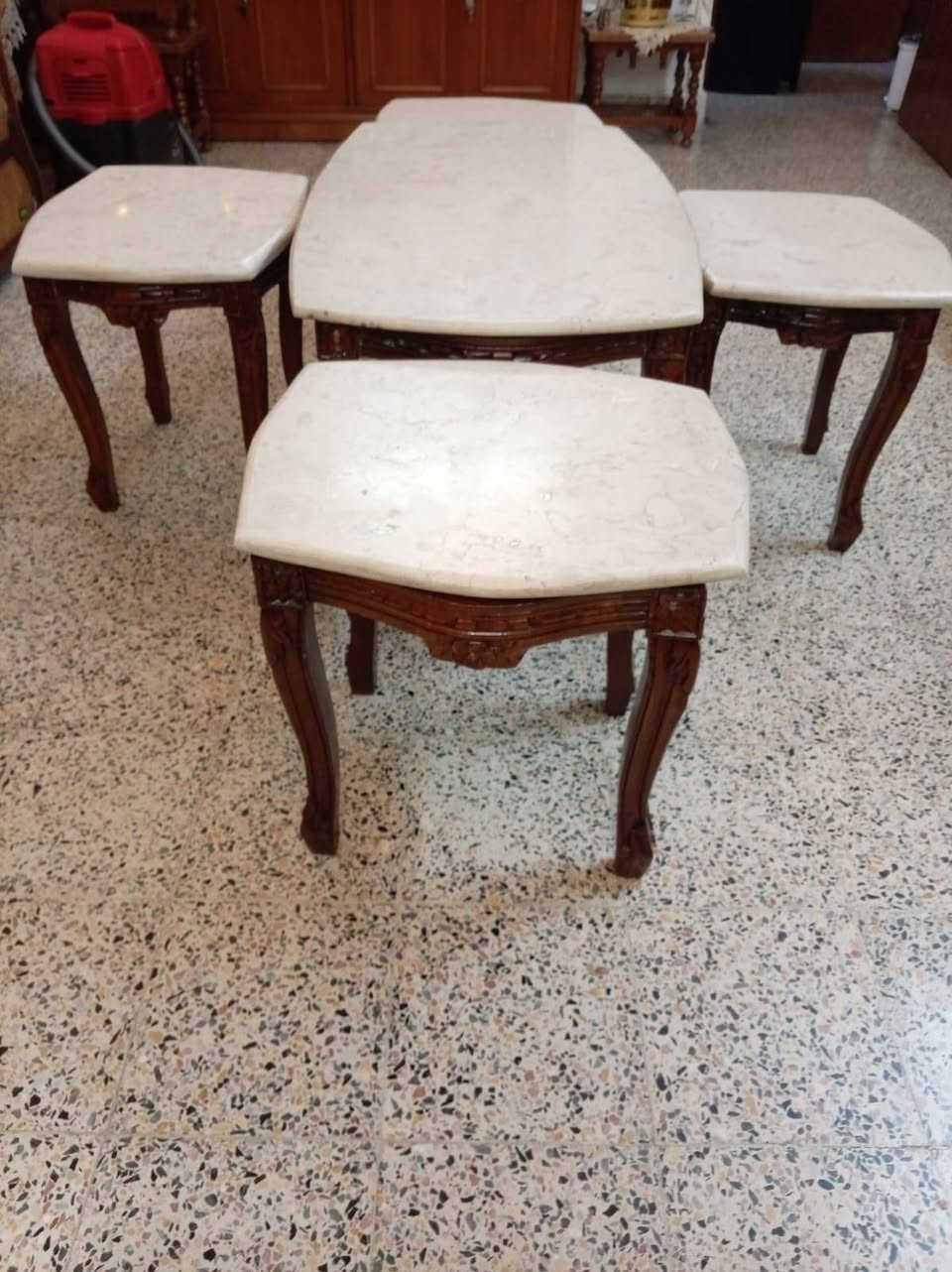 مجموعة ميز و طبلات رئاسي
السطح مرمر اصلي نظيف خالي من أي فطر أو كسر
الخش اصلي مزخرف يدوي
الموقع /الموصل_ حي السكر
للتواصل /***********
