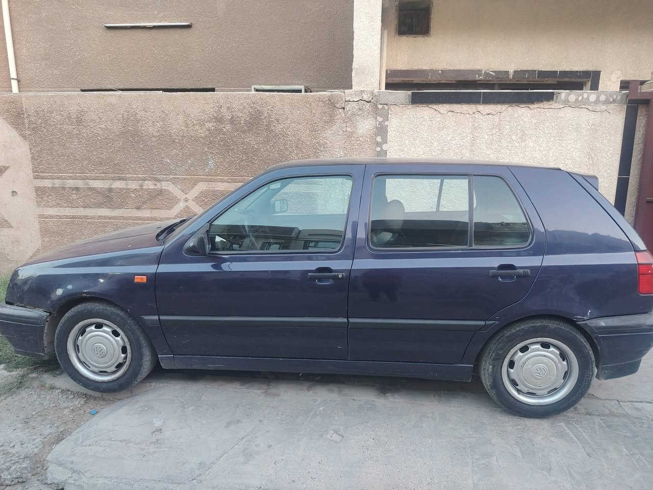 السلام عليكم
كولف موديل 93 سيارة تبريدها خير من الله وكيرها تمام 
السيارة جاهزة ومابيها اي عيب رقمها انكليزي وما عليها غرامات 
العنوان الغزالية مدير الامن 
السعر 47 وبيها مجال 
***********
