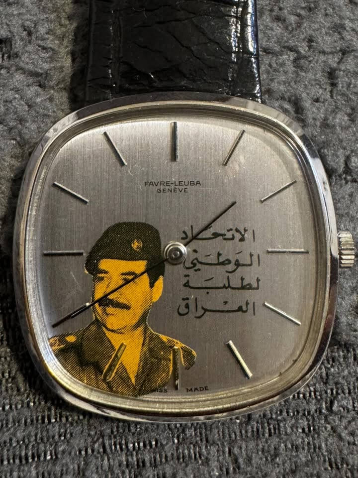السلام عليكم 
لبيع ساعة يد سويسرية أصلية نادرة جداً من إنتاج دار الساعات الشهيرة Favre-Leuba Genève (فافر لوبا جنيف)، تعود لفترة الثمانينيات.نوع الإصدار: إصدار بروتوكولي تذكاري مخصص لصالح (الاتحاد الوطني لطلبة العراق).الميناء (الوجه): يحمل صورة ملونة بدقة للرئيس الأسبق صدام حسين بالزي العسكري مع عبارة "الاتحاد الوطني لطلبة العراق".الغطاء الخلفي: الغطاء الأصلي مصنوع من الفولاذ المقاوم للصدأ ومحفور عليه الأرقام التسلسلية والمرجعية الرسمية للطراز: (11.301 / 100243).الحالة: الساعة بحالة ممتازة ونظيفة جداً كما هو موضح في الصور، وتحتفظ بكامل قيمتها التاريخية كقطعة مميزة لهواة جمع الأنتيكات والمقتنيات السياسية. وتساب ***********
السعر 450 دولار قابل لتفاوض
