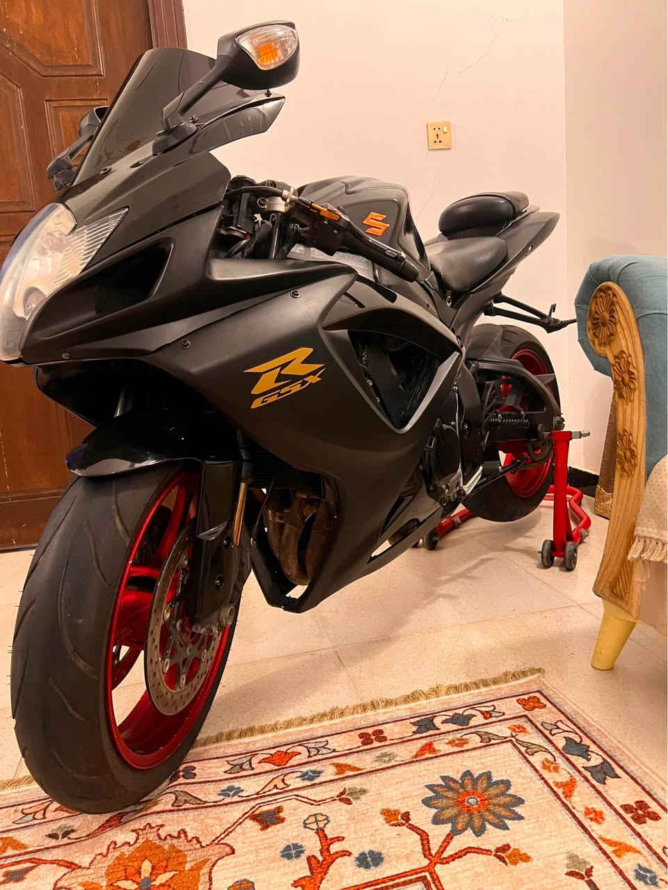 جكسر 2008 
محرك 750 
دراجه جاهزه ع اخر حبايه 
مكفوله كفاله عامه ✅
مكان بصرة دراجه جديده شوفت عينك مخزنه بل بيت وما طالعه شارع 
سعر 42 بيها مجال قليل
رقمي *********** البصرة, العراق
