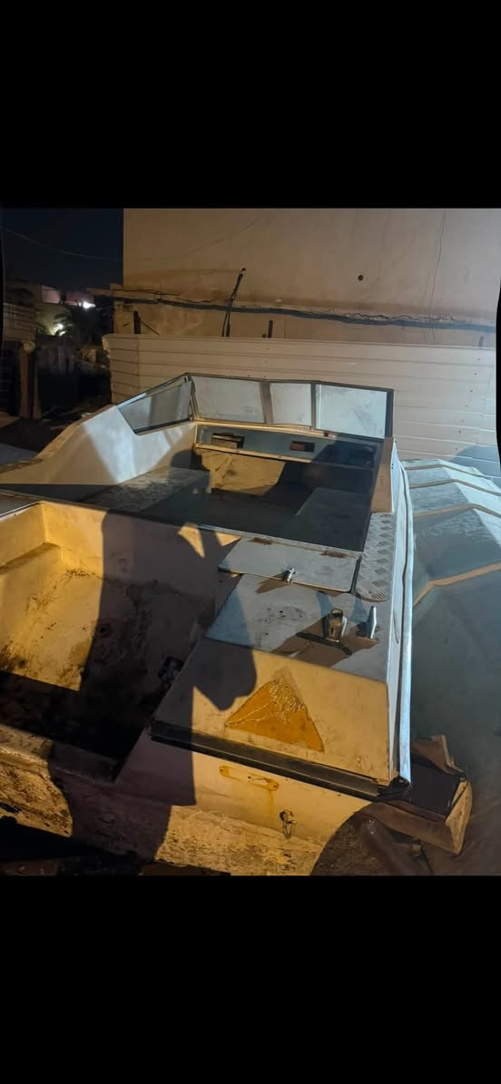 السلام عليكم للبيع زورق نوع امريكي الطول 5 ونص يرادله صبغ وشوي ترتيبات طابگة جديد كلش مكاني بصره ابو الخصيب للاستفسار الاتصال على الرقم ***********
