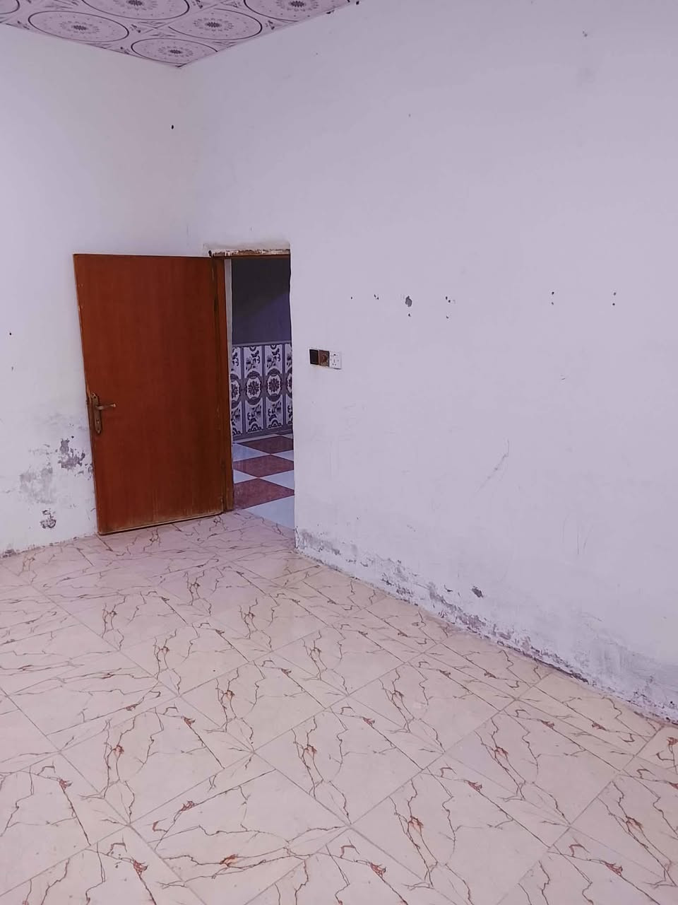 دار سكن للبيع مساحه 200متر موقع بصره ابو الخصيب طريق الوسطي عله شارع مباشر موقع تجاري قريب عله مستشفى الصيني يتكون من غرفتان  وصاله ومطبخ وستقبال وطارمه كبيره كامل مقطوره وكيزر ماطور كهرباء كامله السطح كونكريت صب مسلح البيت مؤاجر حالين اجاره 300الف بل شهر نوع العقار وقف شيعي  لتواصل   السعر 62وقابل لتفاوض    ***********
