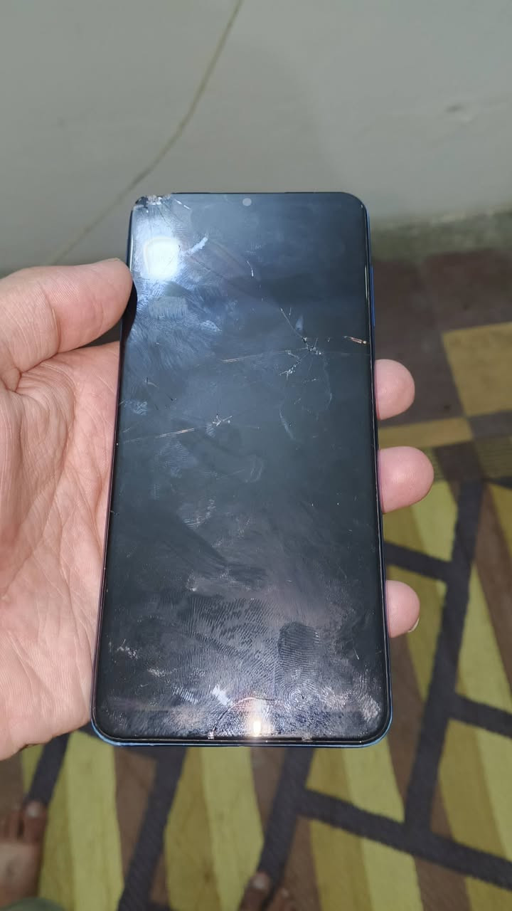 سلام عليكم جهاز اي 12 يرداله بس شاشه جهاز نضيف ذكره 64سعره 20وبي مجال حك جيه المكان مشتل شارع المطبك***********
