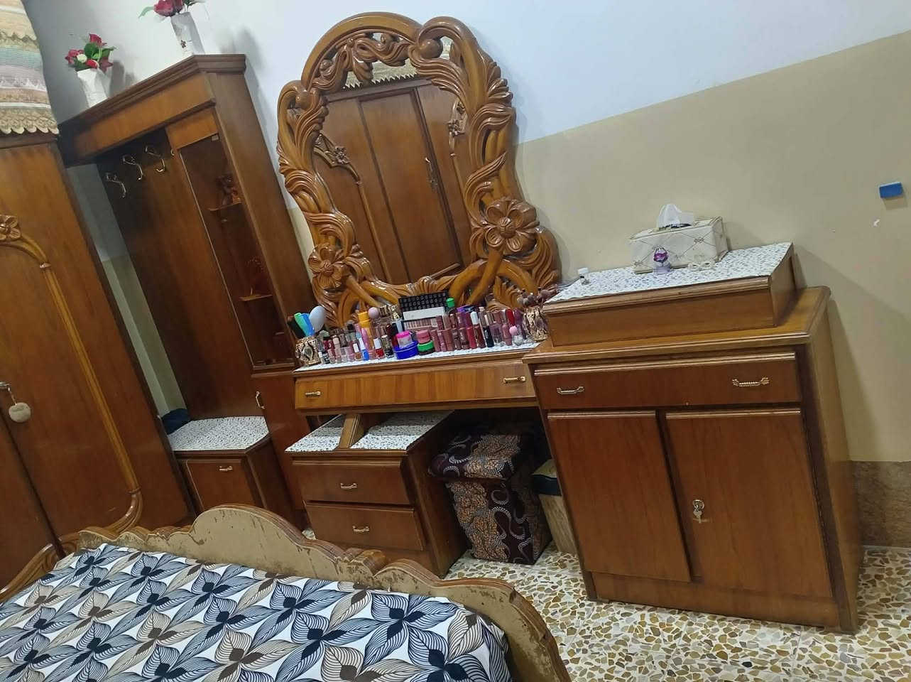 السلام عليكم غرفه اخشاب للبيع نظيفه سعر 650 وبيها مجال نتصل وتدلل؟؟؟ ***********
