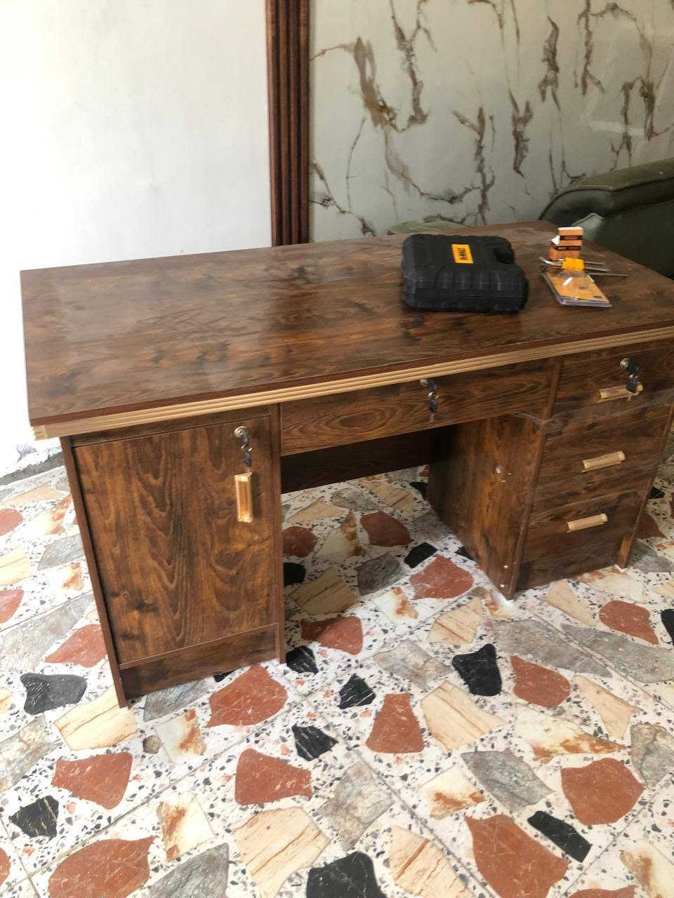 طخم قنفات جديد مع ميز جديد غير مستخدم للبيع ، ***********
