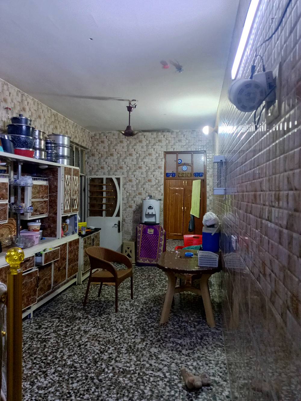 بيت للبيع ١٠٠م بغداد الثعالبه قرب جامع العطاء  البيت يحتوي على طابقين الطابق الاول استقبال مطبخ حولي غرفه نوم حمام داخلي حمام خارجي 
الطابق الثاني يحتوي على غرفتين نوم البيت جديد