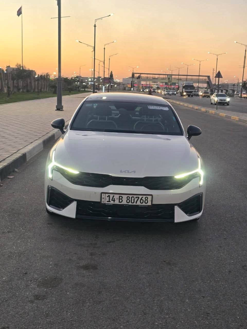 K5 2025 رقم بصرة بأسمي
لون ابيض صدفي
ماشه 17
مكينة ٢٥٠٠ تنفس طبيعي 
ـ شاشتين متصلة 
ـ شاشة تدعم ابل كاربلاي واندرويد اوتو
ـ سقف بونراما 
ـ كشنات جلد 
ـ كشنات تدفئة
ـ كشن كهرباء
ـ اوتو هولد 
ـ هاند بريك دكمة
ـ شاحن لاسلكي 
ـ نقاط عمياء
ـ حساسات خلفية وأمامية 
تحديد مسار 
كروز سرعه
ـ نظام صوتي من شركة BOSE 
ـ كامرة خلفية
ـ بصمة و تشغيل عن بعد ودخول ذكي
ـ رادار امامي خلفي  
السعر 190 وبي مجال 
اي استفسار ***********
كل القطع المستبدلة اصلية تفصيخ 
بيبان 2 وجاملغ تفصيخ نفس الون ومال وارد امريكي مصبوغ فقط حافة البنيد وداير الجاملغ الخلفي بدون داخل بدون تكم فقط بيبان لا يوجد اضرار في التكم ولا في الدوسة
